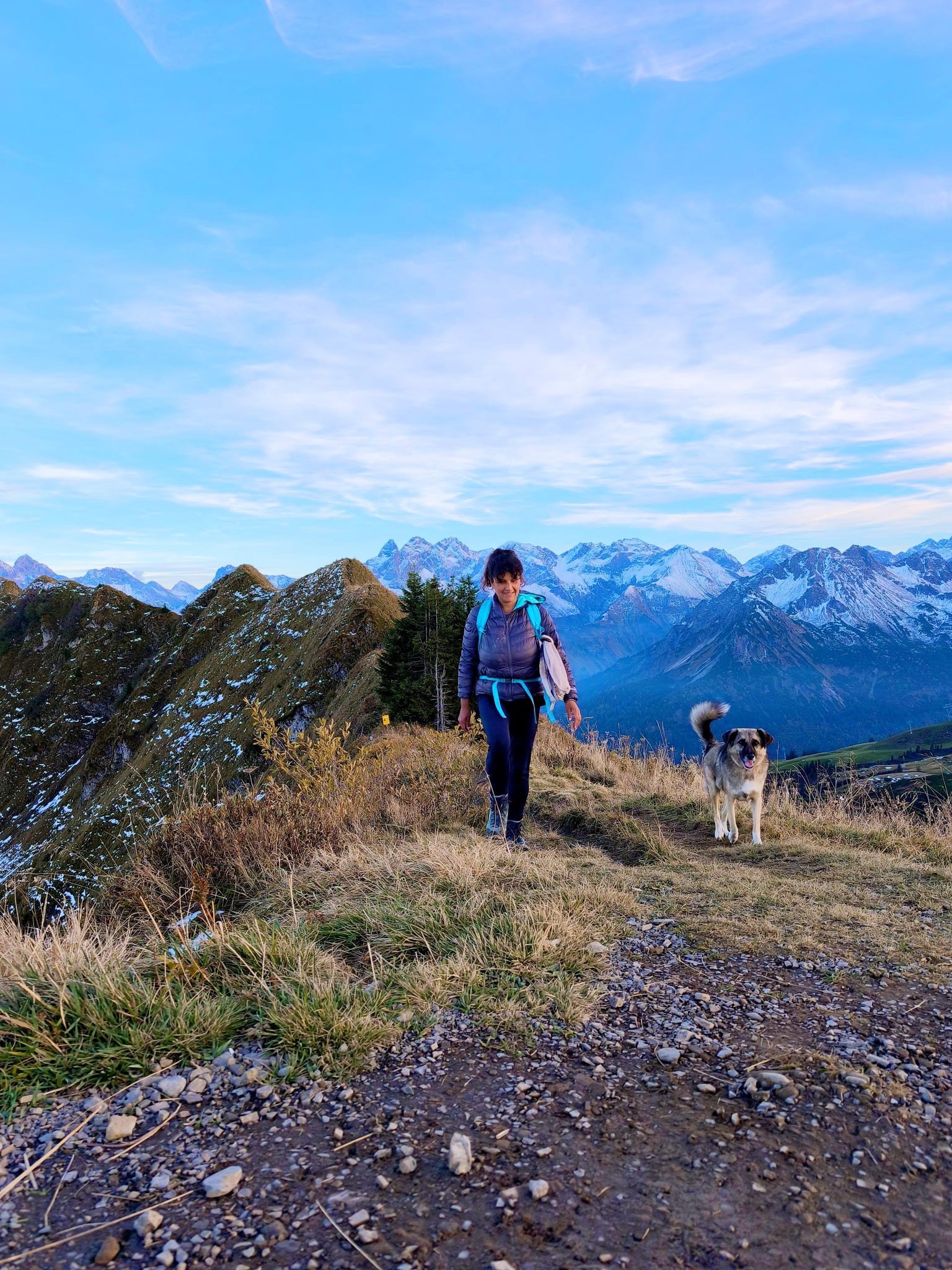 Recorría una ruta de bosques, playas y montañas cuando sintió unos pasos que la seguían de cerca: “No podía soportar la presión de cuidar a un perro”