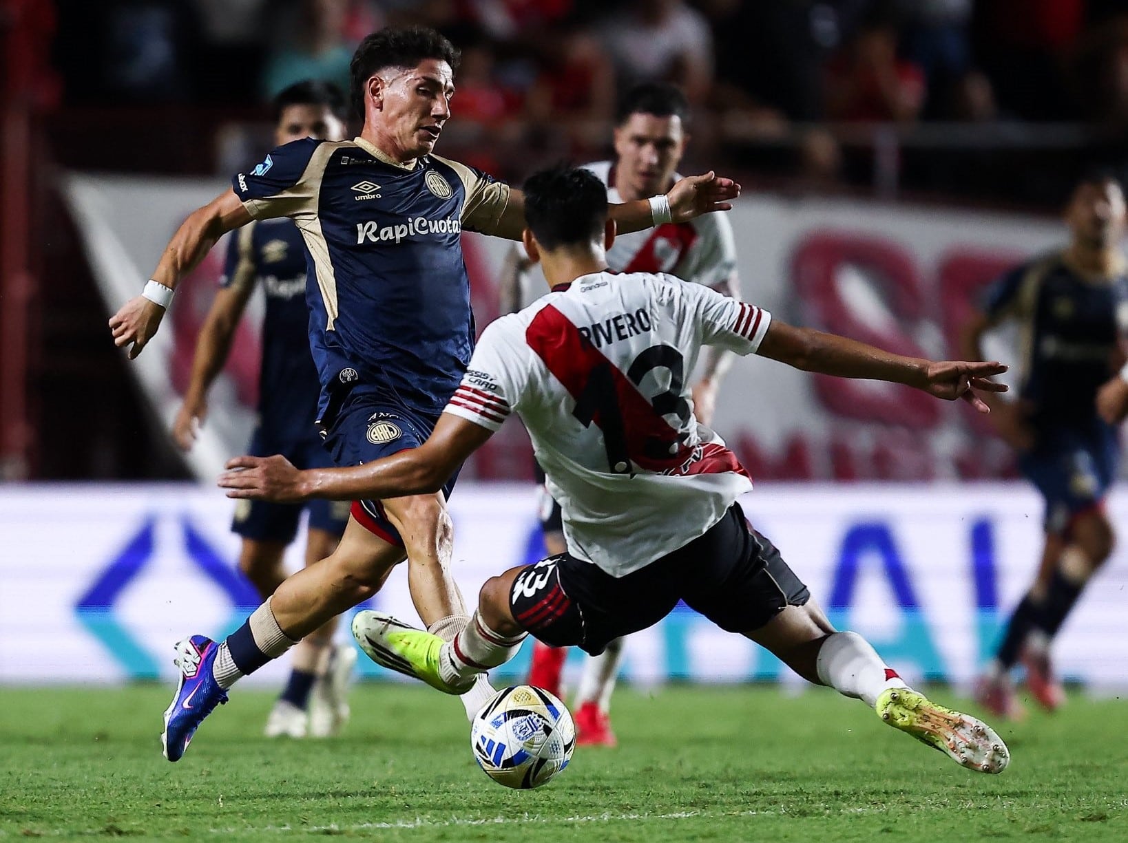 Francisco Alvarez pasando al ataque y tirándole un caño a Rivero, en el partido con River
