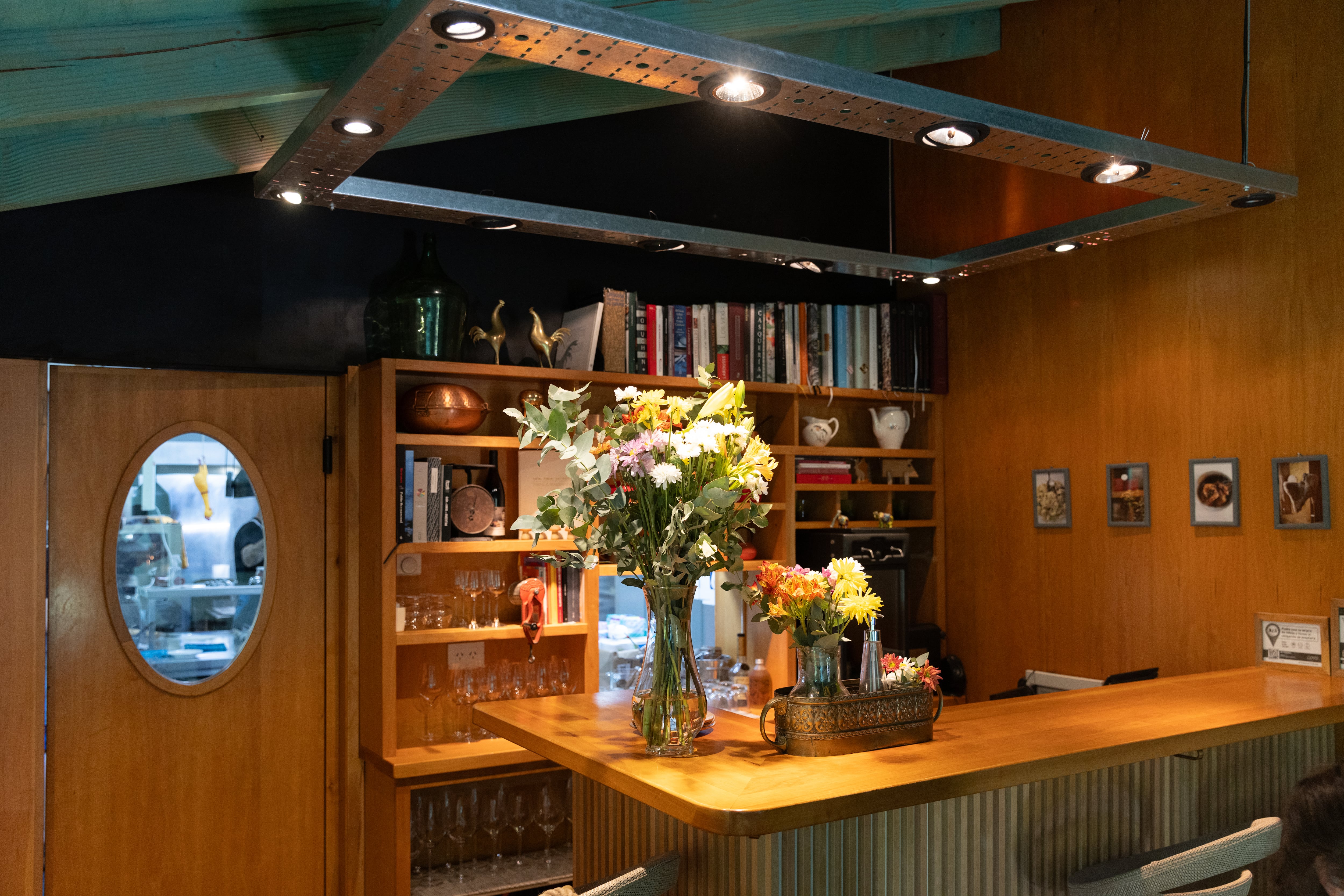 Hay barra en el salón