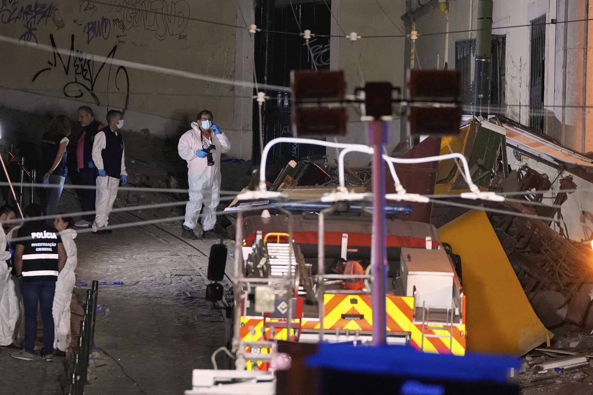 La Policía Judicial continúa la investigación en horas de la noche