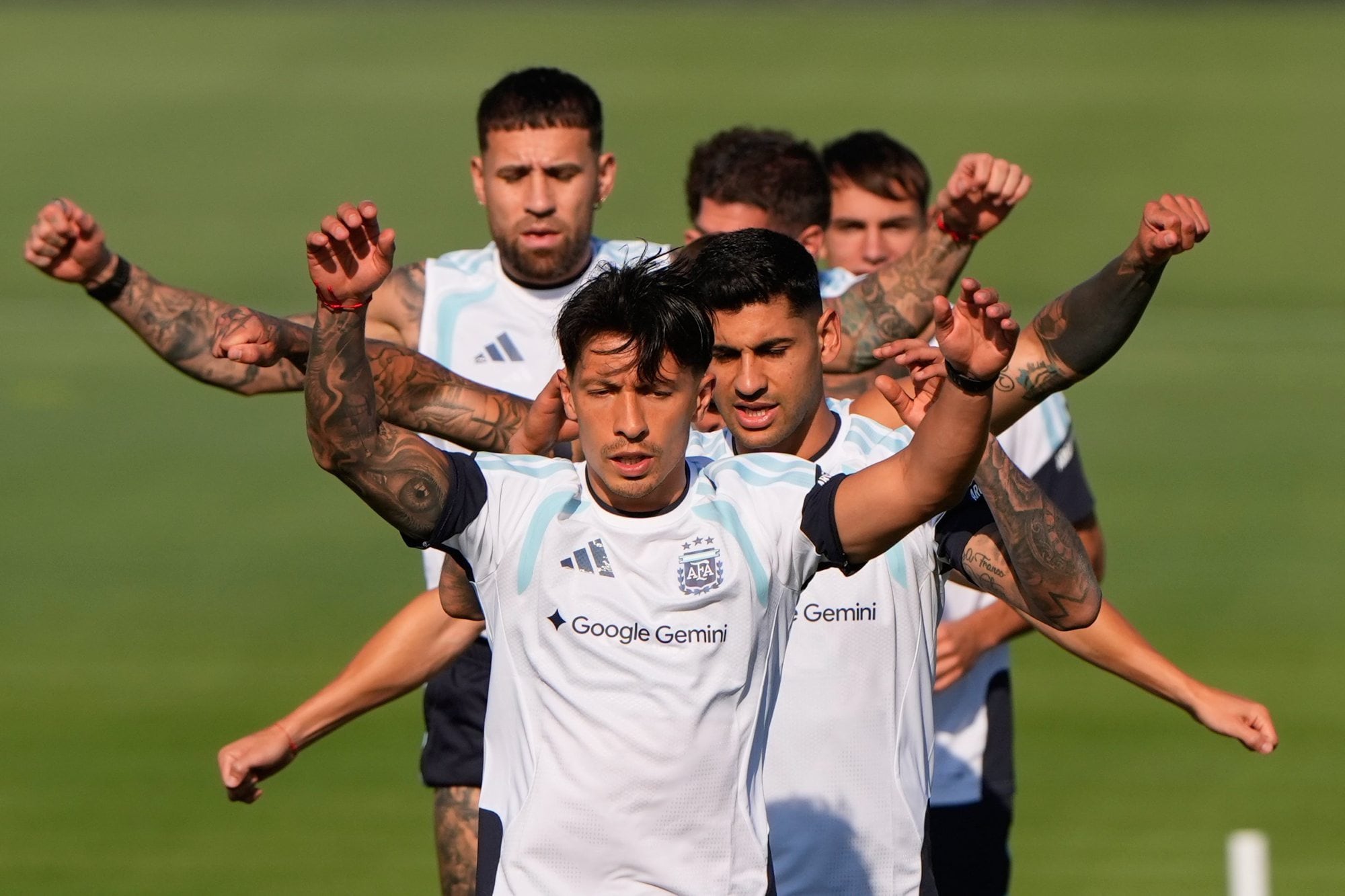 Lisandro Martínez encabeza la fila de jugadores argentinos en el entrenamiento; más atrás, Cuti Romero y Nicolás Otamendi