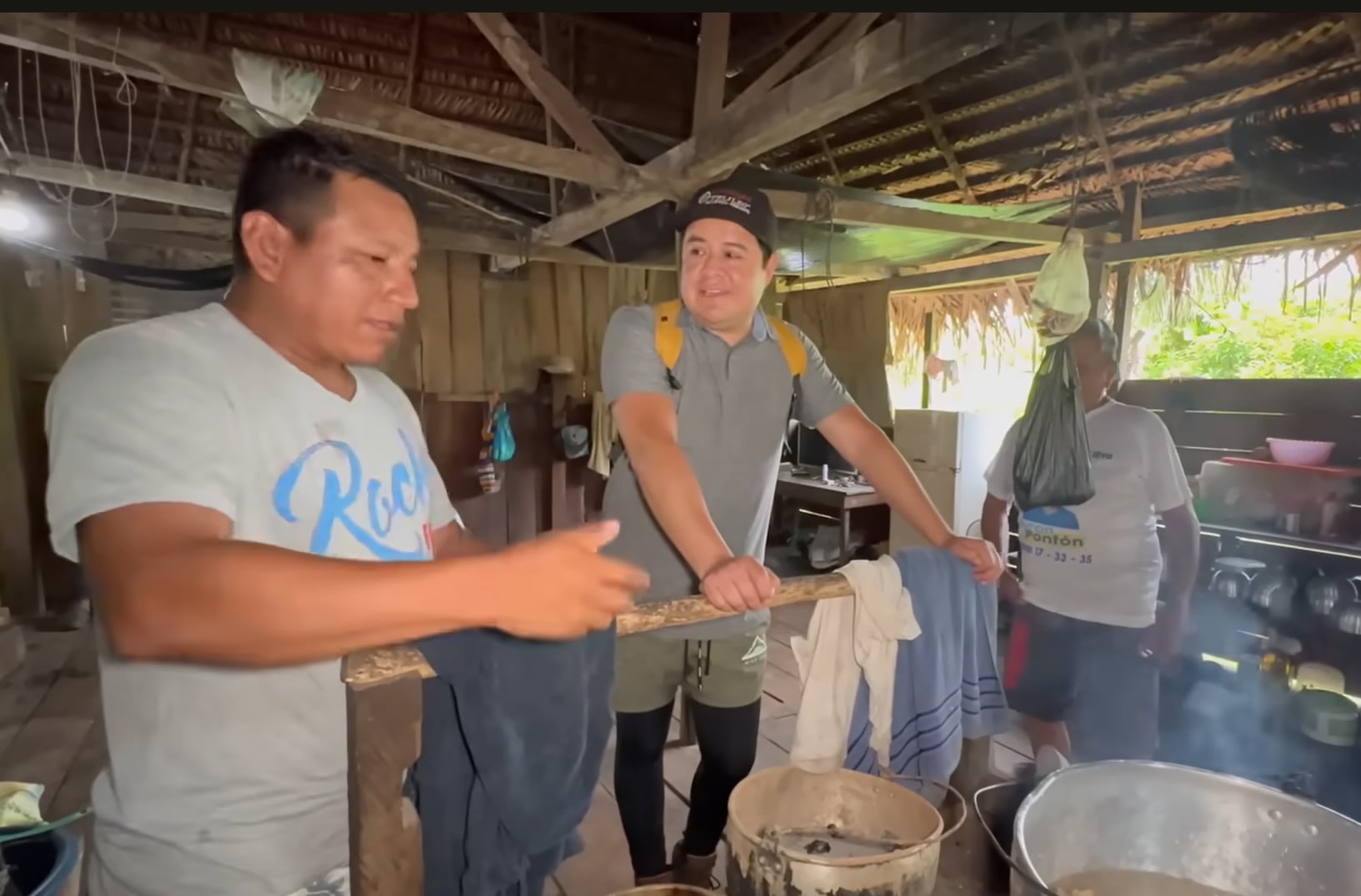 La familia de Rosa y Sixto suelen cocinar lo que cultivan en la granja y venden lo que sobra para obtener dinero