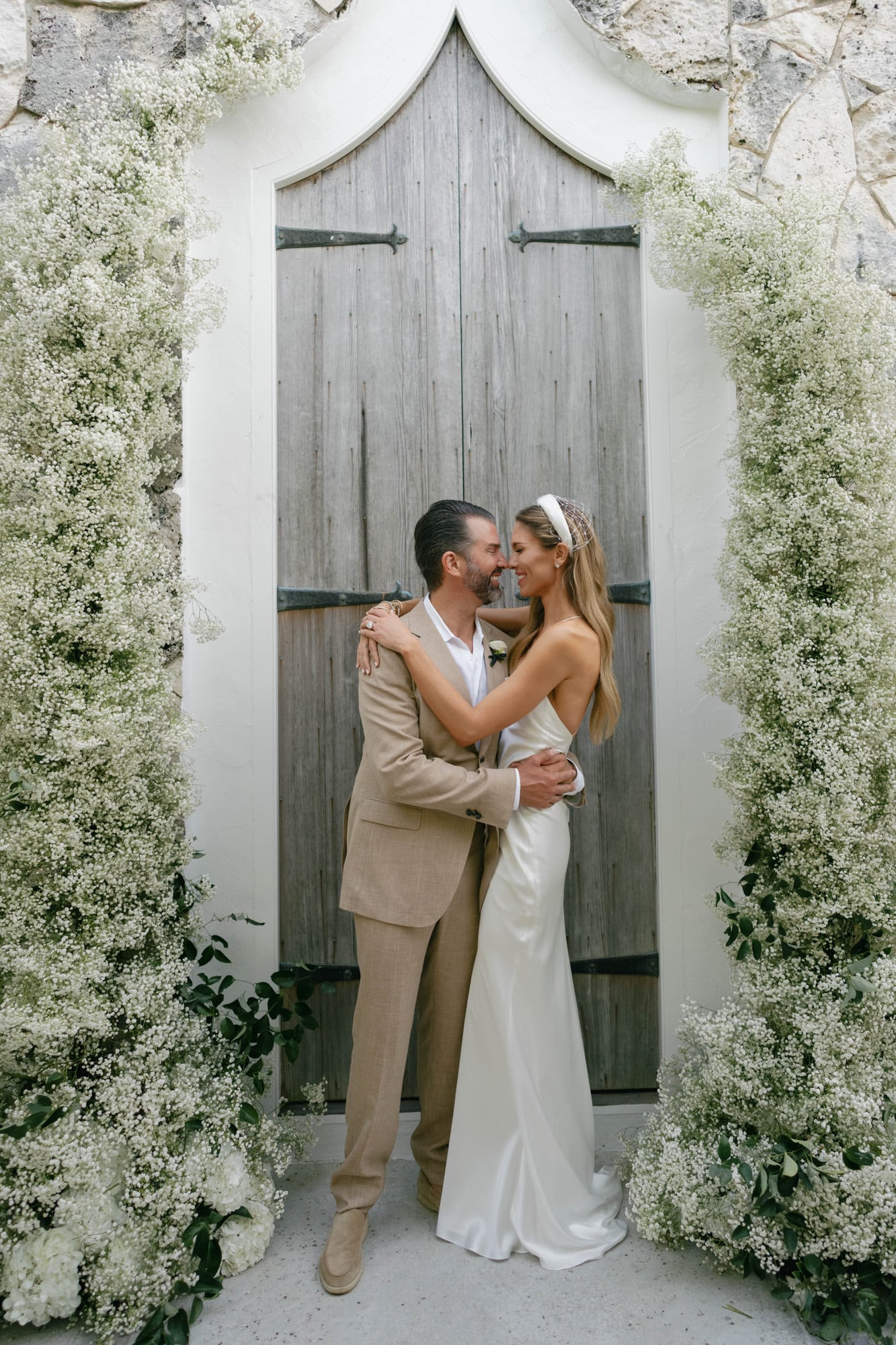 Los recién casados posan en la
capilla de piedra en Little Pipe Cay