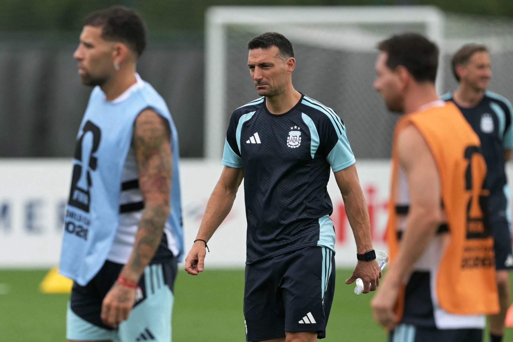 Argentina - Jordania: Lionel Scaloni evalúa el “doble 9” compuesto por Lautaro Martínez y Julián Alvarez 6 Lionel Scaloni manifestó que ya tiene definido el equipo, pero lo comunicará a los jugadores en últimas las horas previas al partido contra Jordania; resguardado, Lionel Messi será suplente.