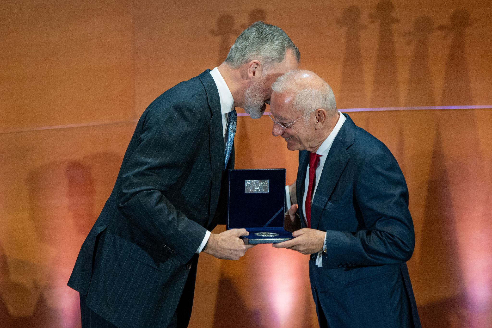 El rey Felipe VI otorgándole el Premio Reino de España a la Trayectoria Empresarial a Andic