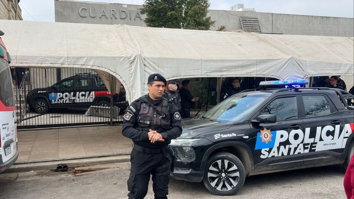 Un policía de consigna mientras se realizan peritajes por el caso de la camioneta policial que chocó en el frente del hospital Cullen, de Santa Fe