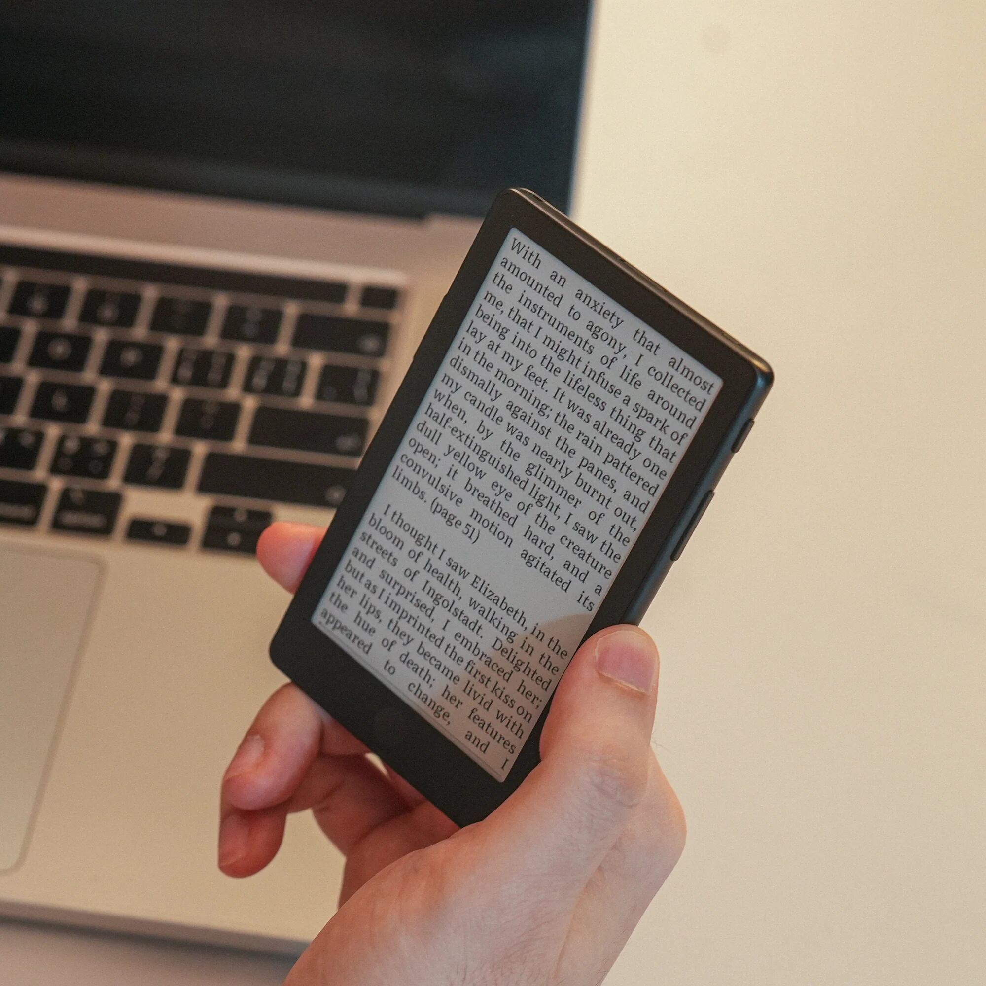 Un lector de ebooks Xteink X4 Pro, con una pantalla de tinta electrónica retroiluminada de 4,3