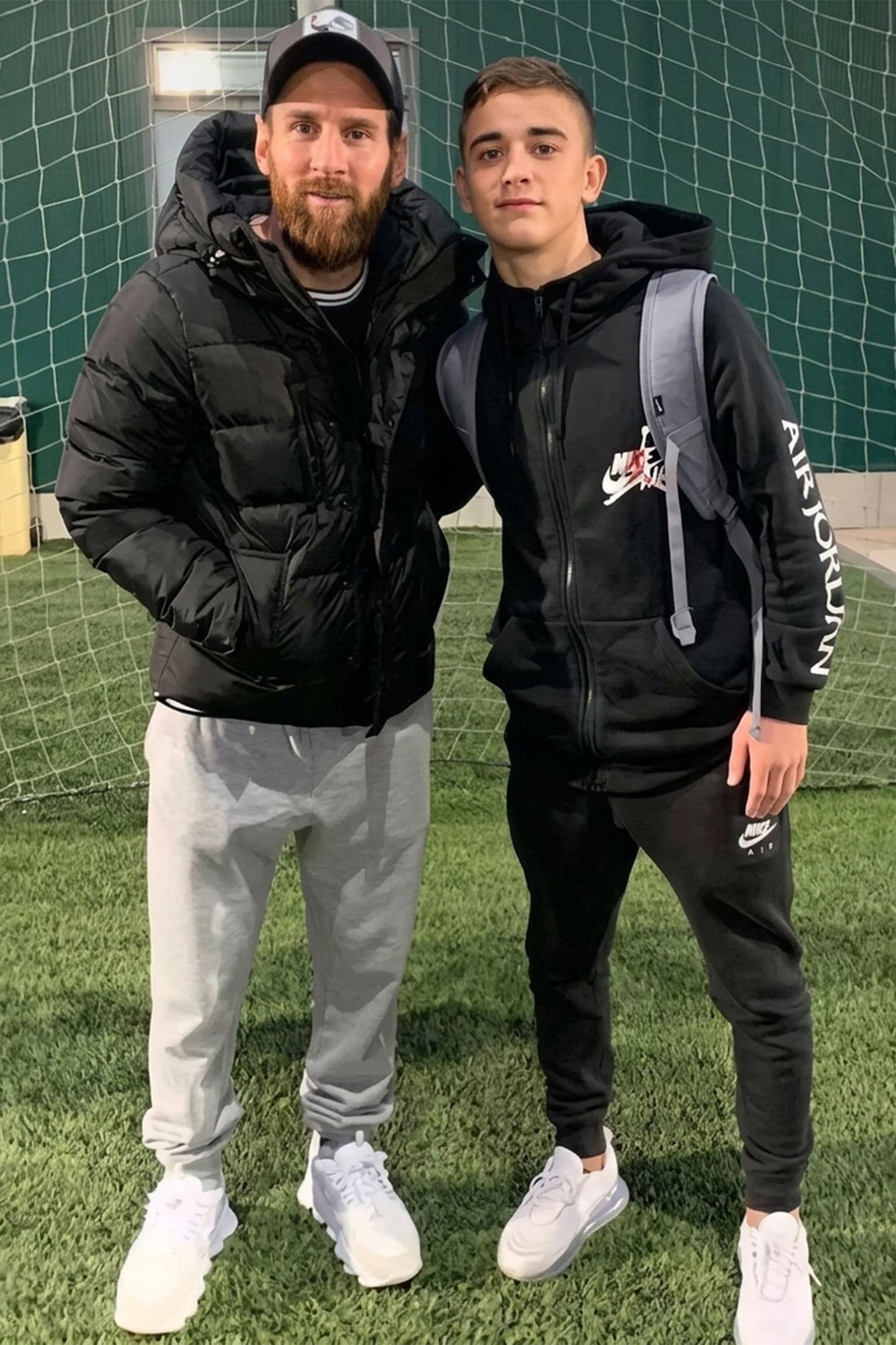 Messi posa para una foto junto a Gavi