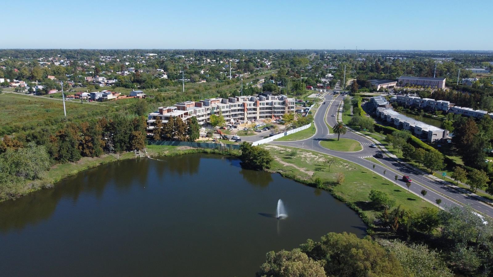 Dentro del corredor Bancalari–Benavídez, el proyecto tendrá 80 unidades de 2, 3 y 4 ambientes, distribuidas en un edificio con cinco núcleos de ascensores
