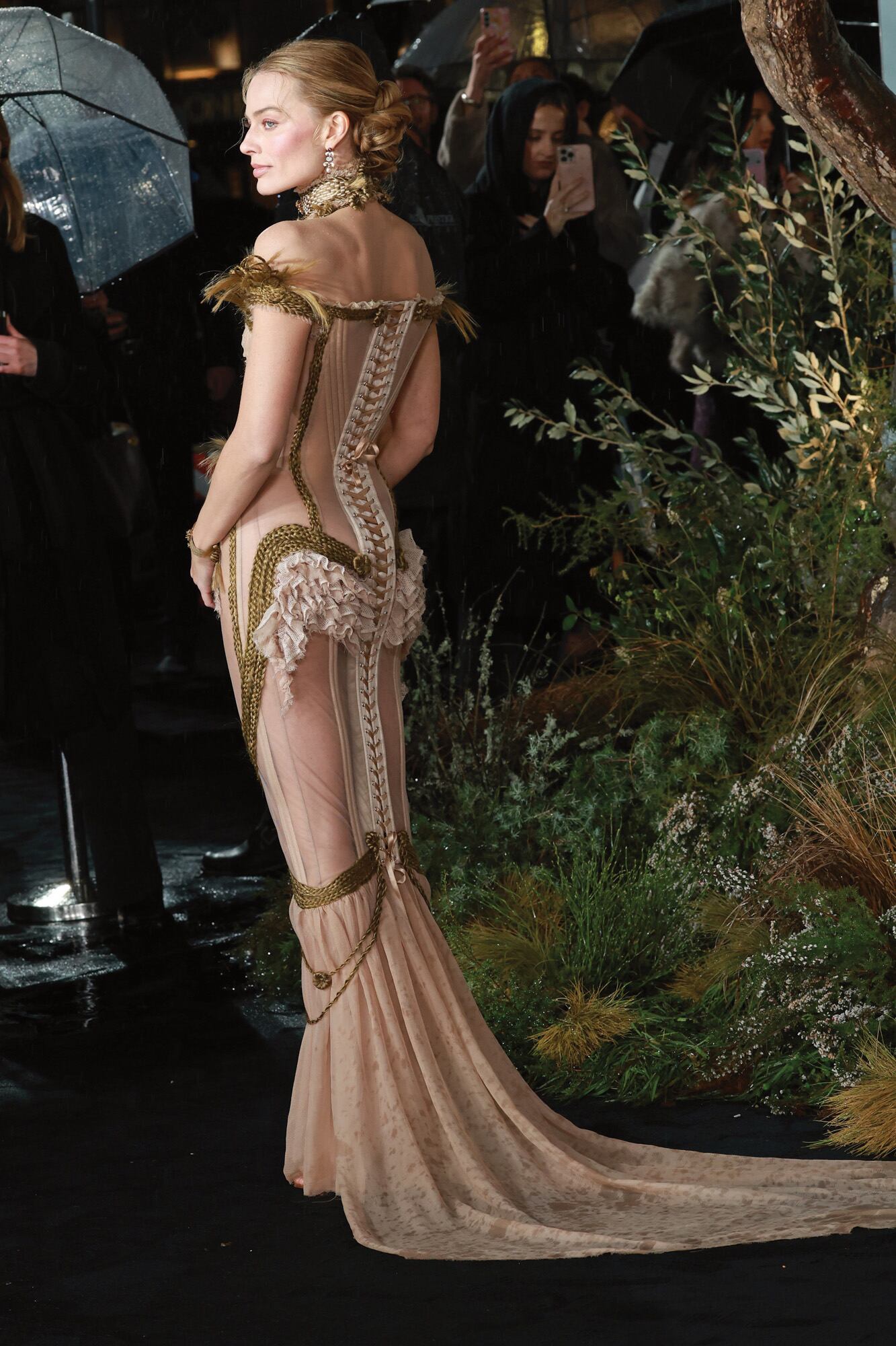 En Londres, con traje de tul de seda de Dilara Findikoglu y una réplica de la pulsera hecha con pelo trenzado de Emily (autora de Cumbres borrascosas) y Anne Brontë, que usaba su hermana Charlotte