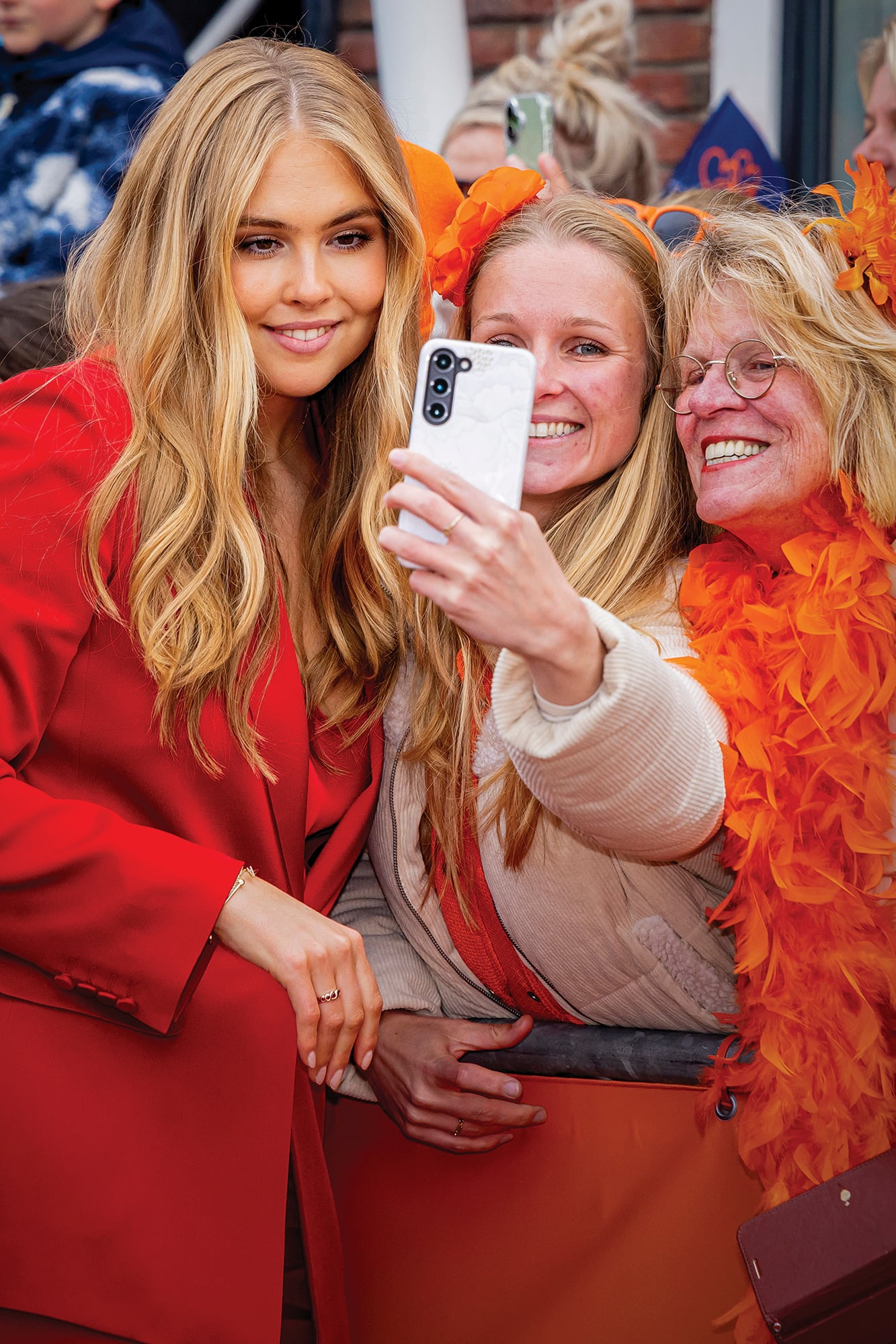 Amalia, siempre cercana a la gente, posa para una selfie
