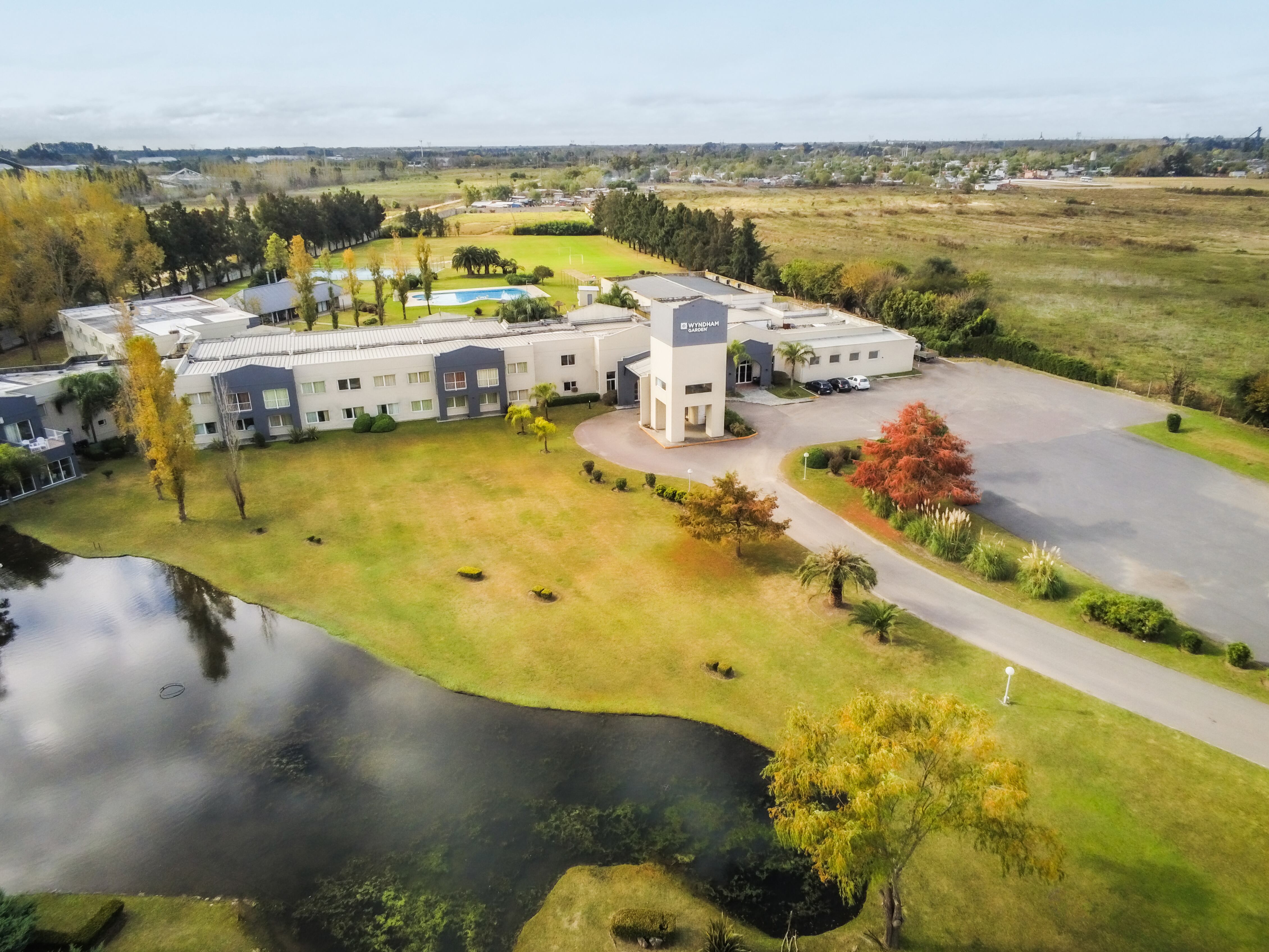 Una laguna artificial y seis hectáreas de campo enmarcan al Wyndham Garden Campana.