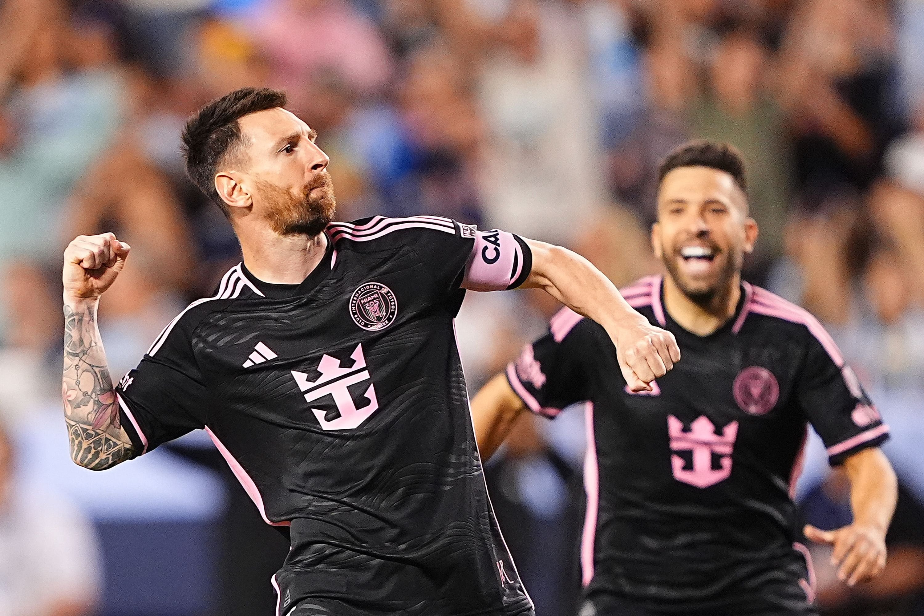 Lionel Messi festeja su gol ante Sporting Kansas City; detrás, también celebra Jordi Alba