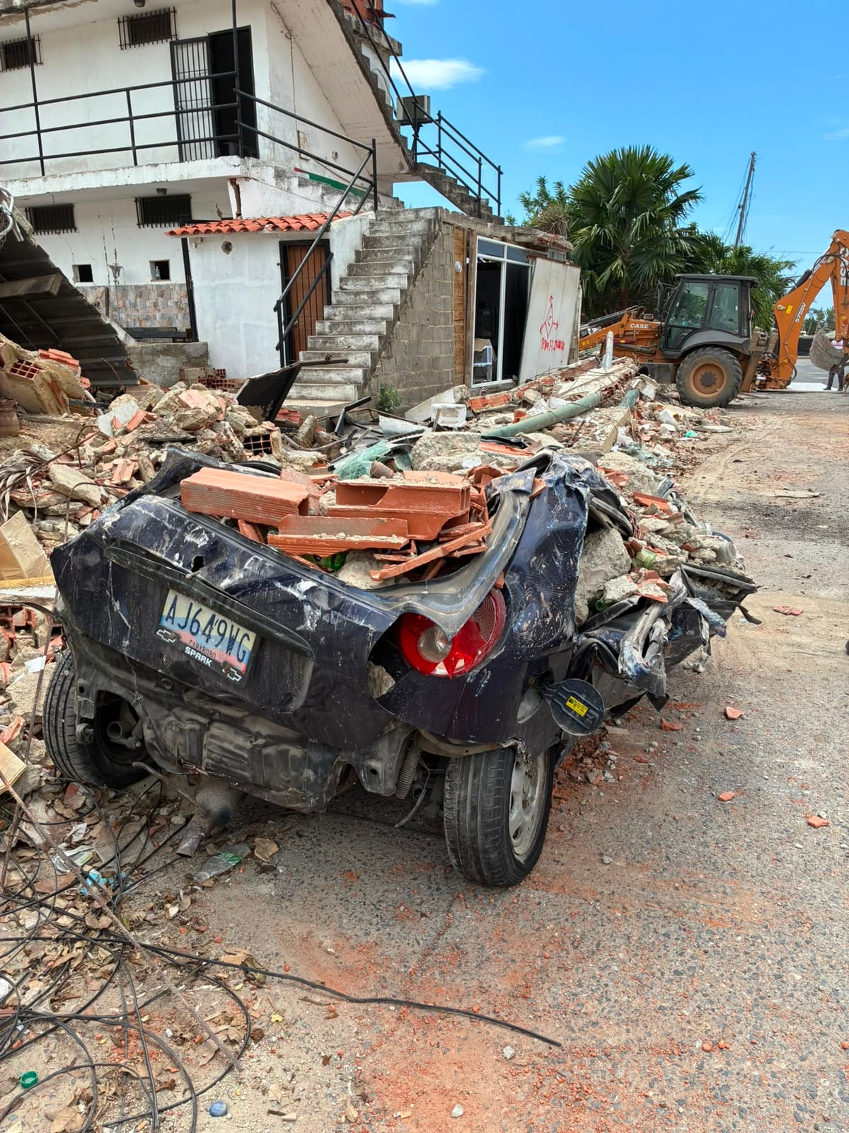 La imagen de un auto aplastado por escombros, en Caraballeda