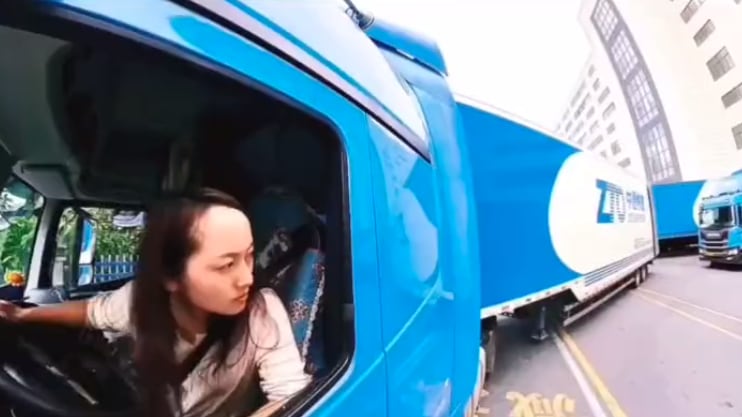 La insólita maniobra con la que logró estacionar un camión de 18 ruedas en 30 segundos