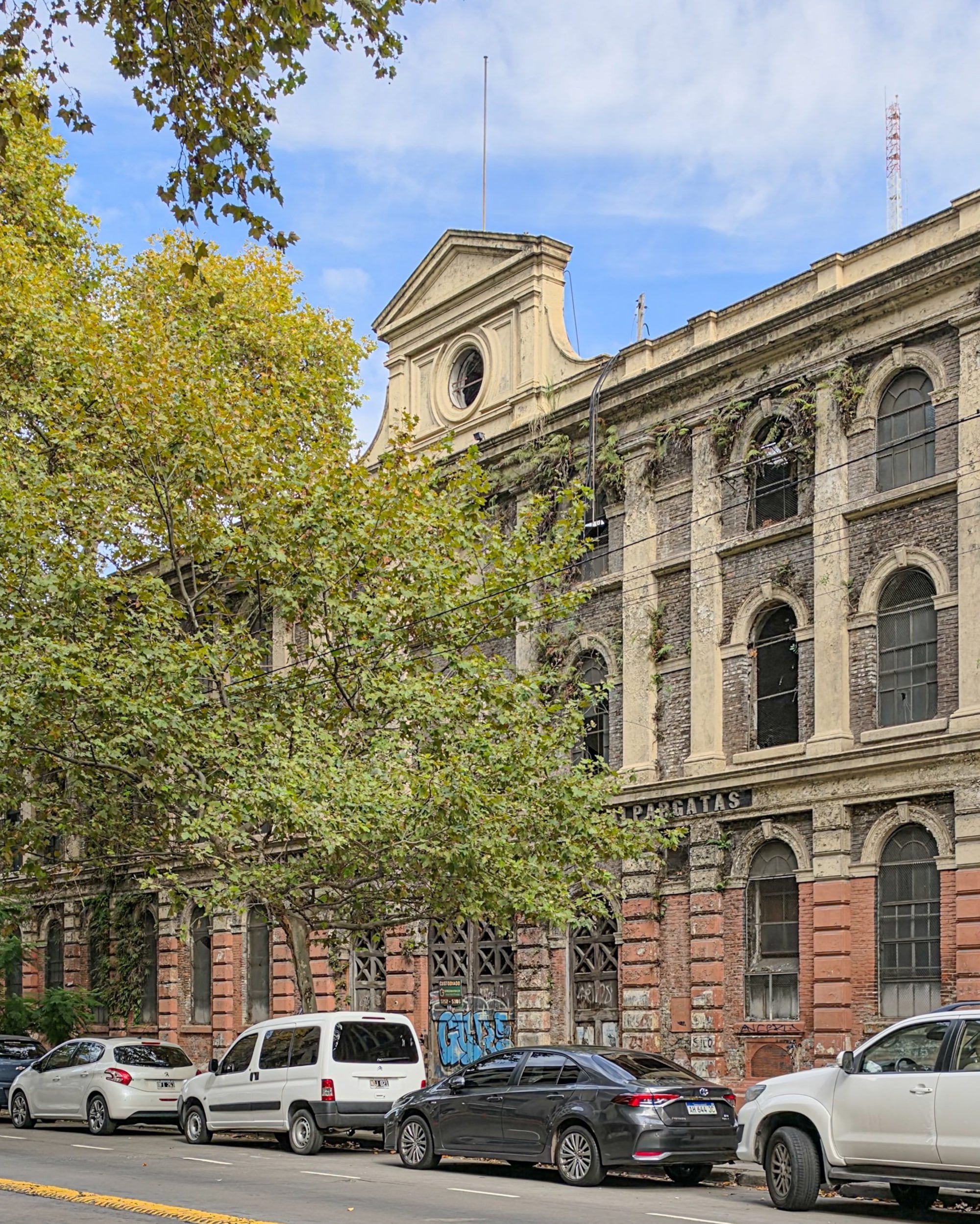 Alpargatas, una de las fábricas más emblemáticas del país nació en 1890 a partir de una alianza inesperada