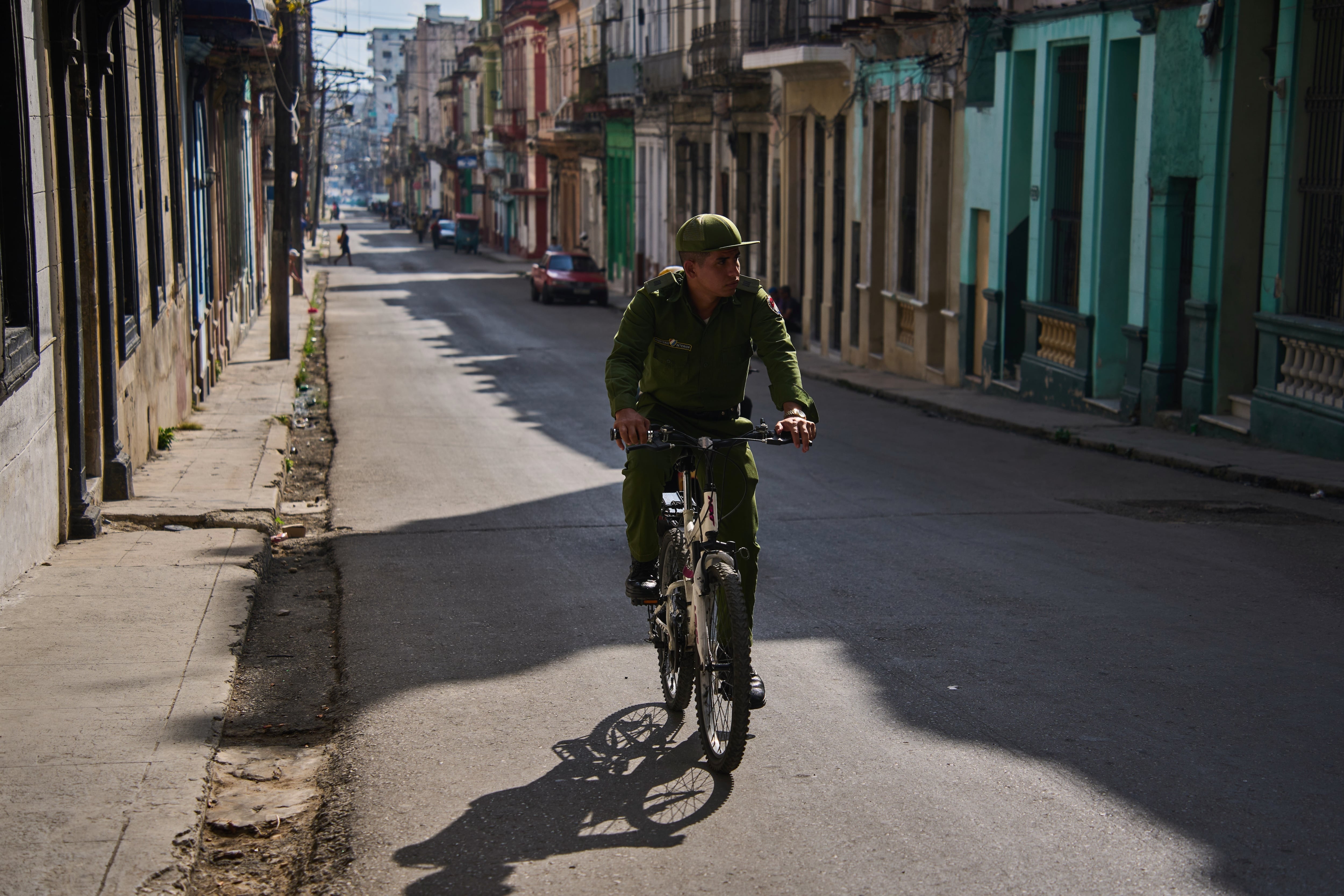 Un soldado monta en bicicleta en La Habana, Cuba