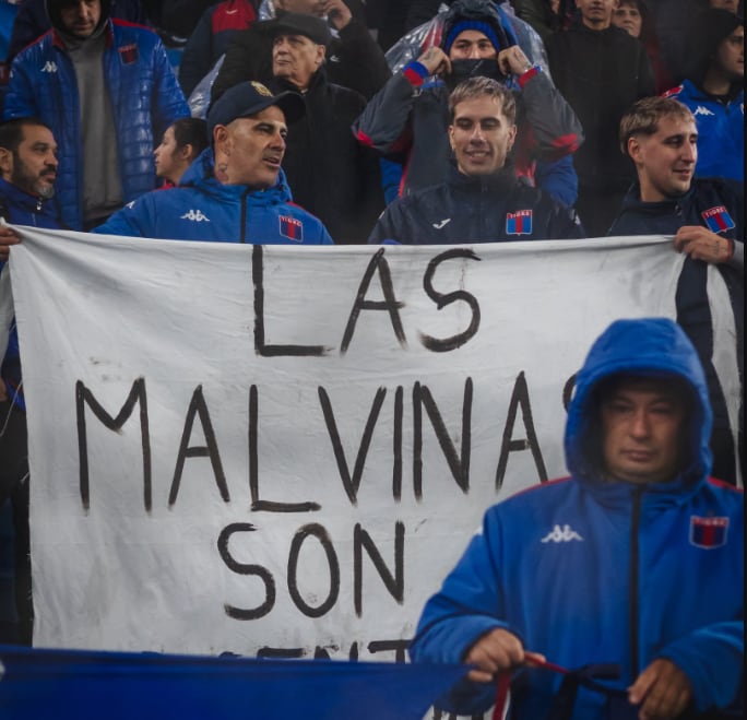 Los simpatizantes del club de Victoria con la bandera, minutos antes de entregárselas a los jugadores