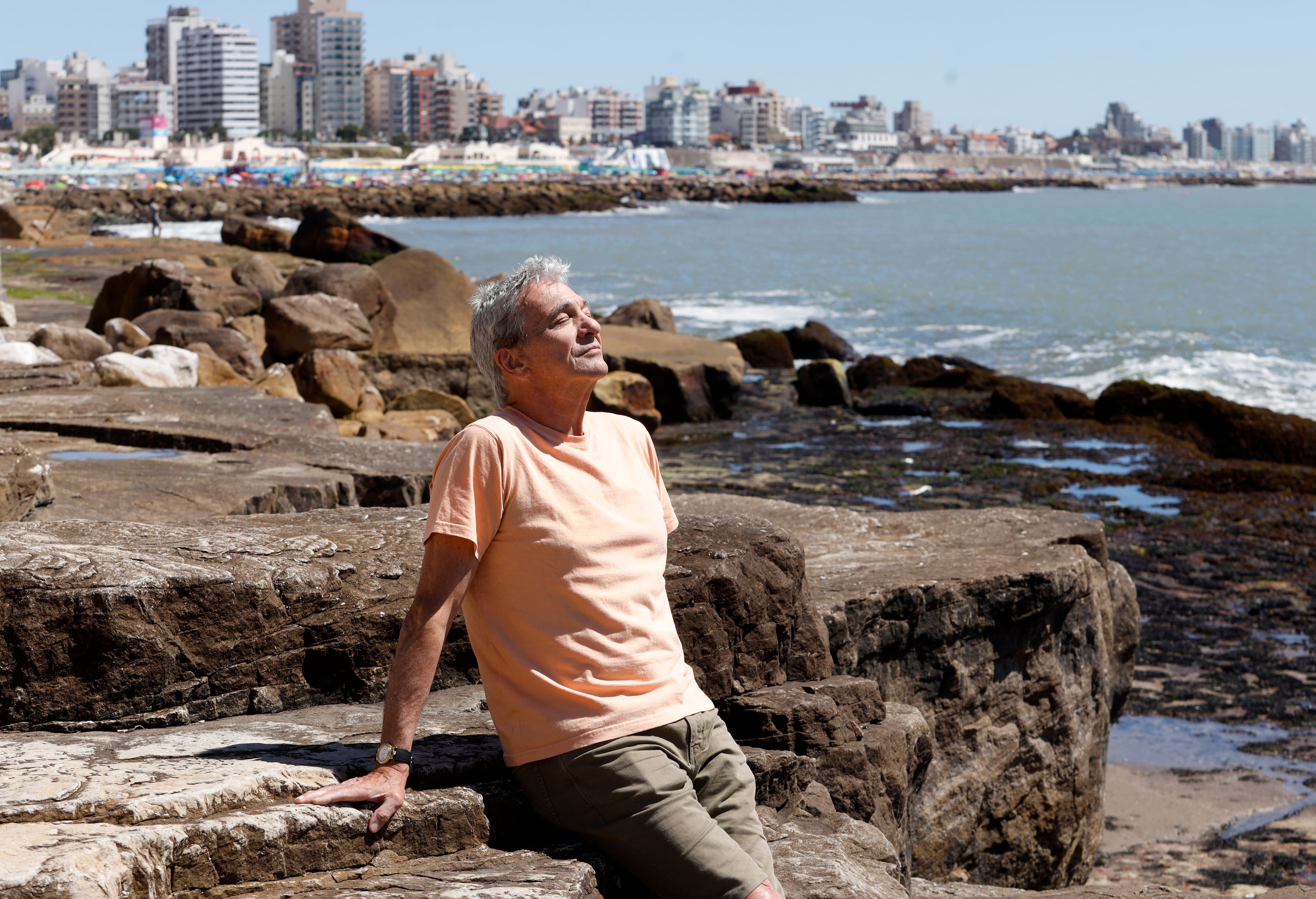 En Mar del Plata, Lúpiz disfruta de largas caminatas junto al mar antes de sumergirse en la ficción de Cyrano