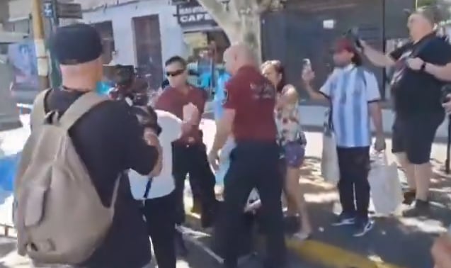 Incidentes en la marcha de los jubilados: un policía empujó a un hombre con muletas