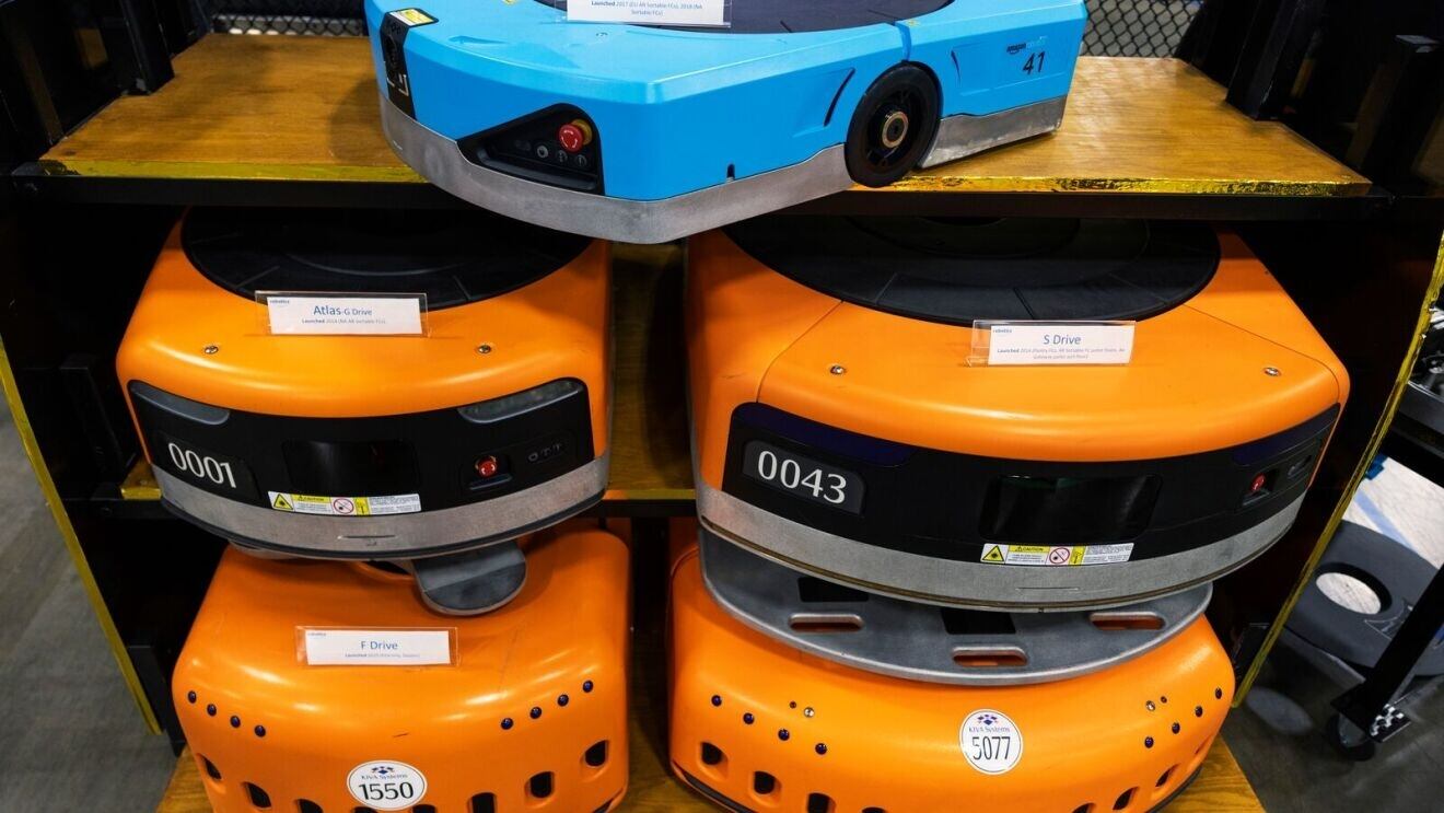 Varios de los modelos de robots autónomos que Amazon usó en los últimos 13 años en sus depósitos