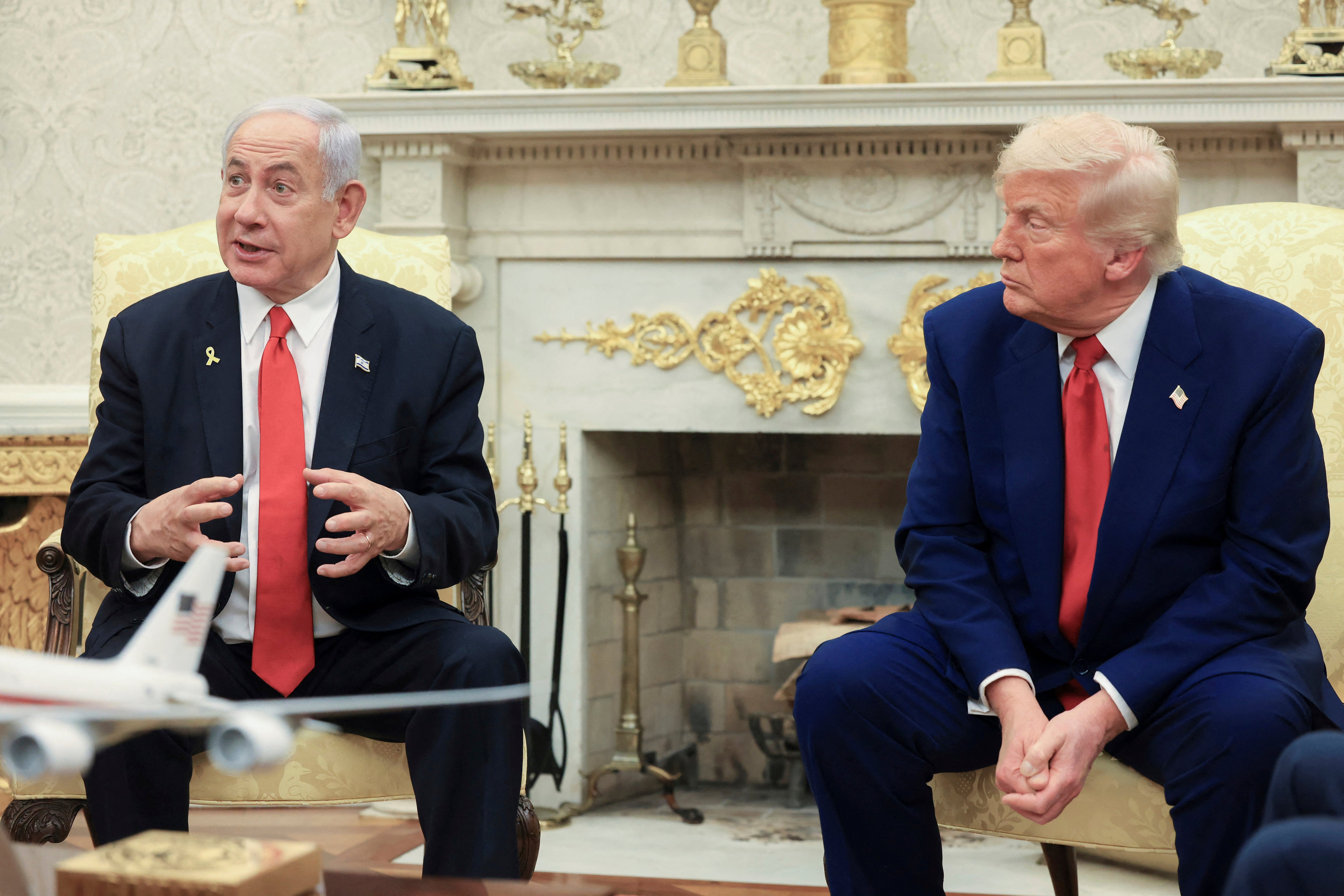 El primer ministro israelí Benjamin Netanyahu (izq) y el presidente estadounidense Donald Trump en su reunión en la Oficina Oval de la Casa Blanca en Washington el 7 de abril del 2025. (Pool via AP)
