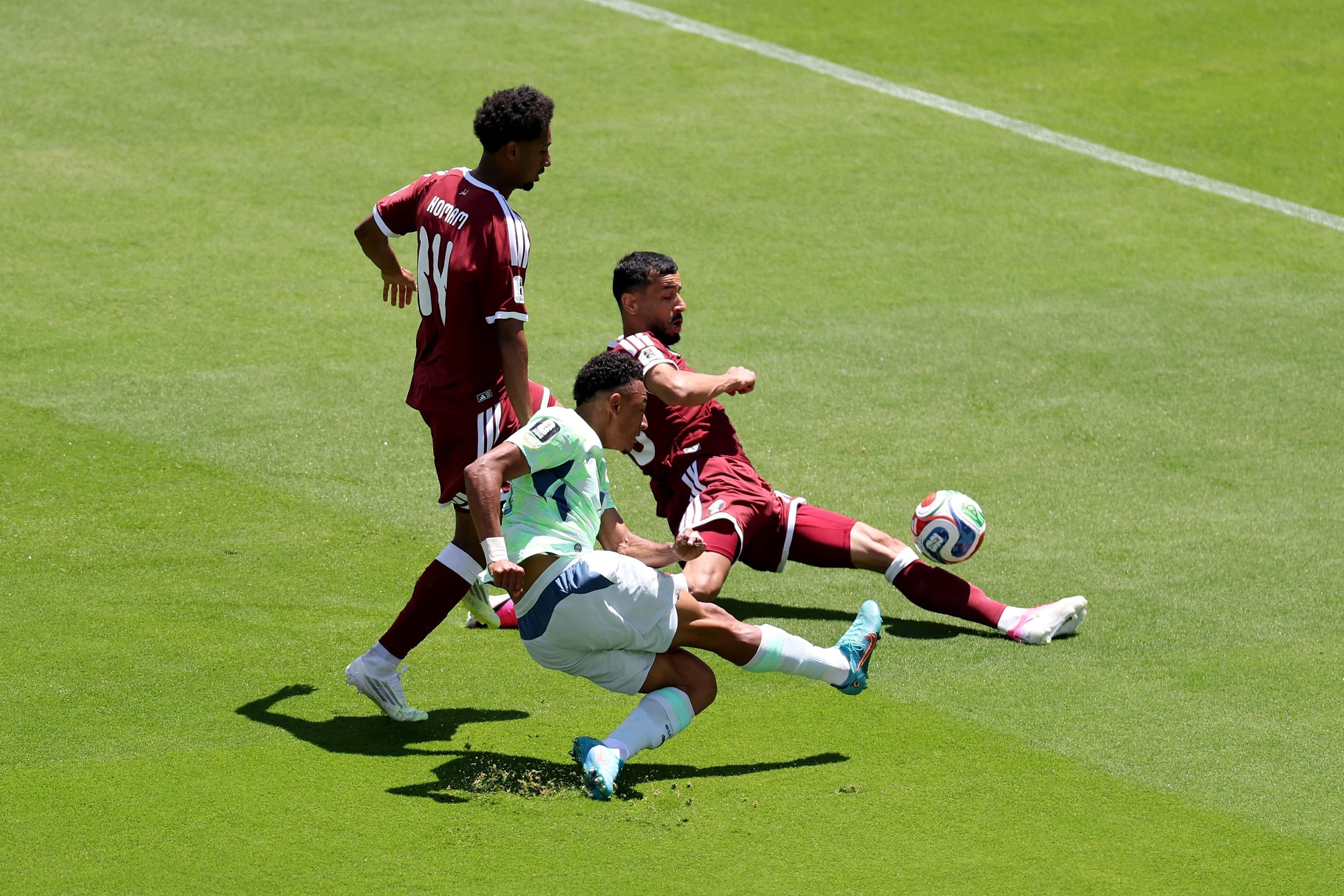 El suizo Dan Ndoye busca el gol con una definición cruzada en el partido ante Qatar en el San Francisco Bay Area Stadium