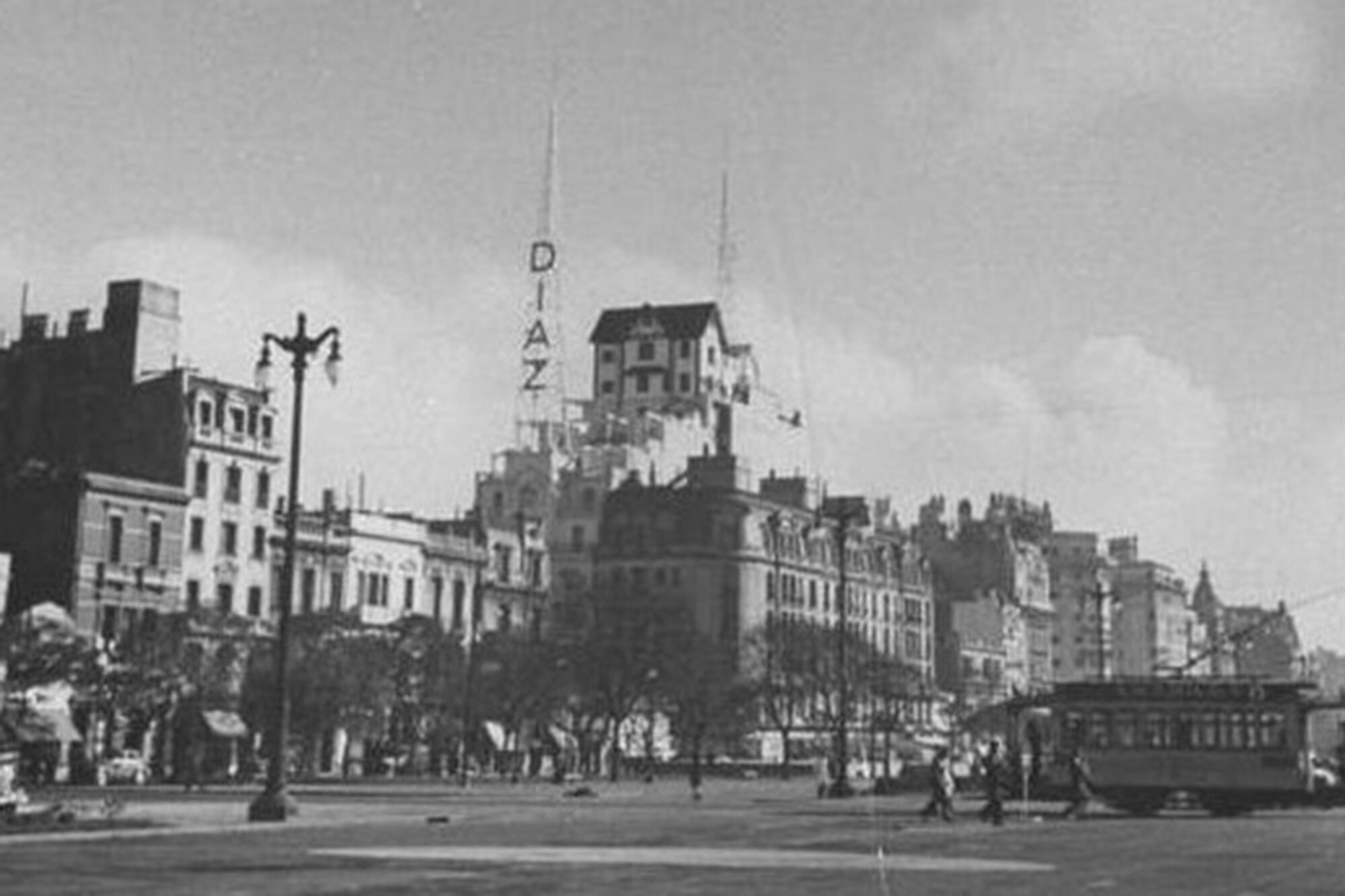 La antena de la radio que funcionó en la mueblería y que luego pasaría a ser Radio Rivadavia