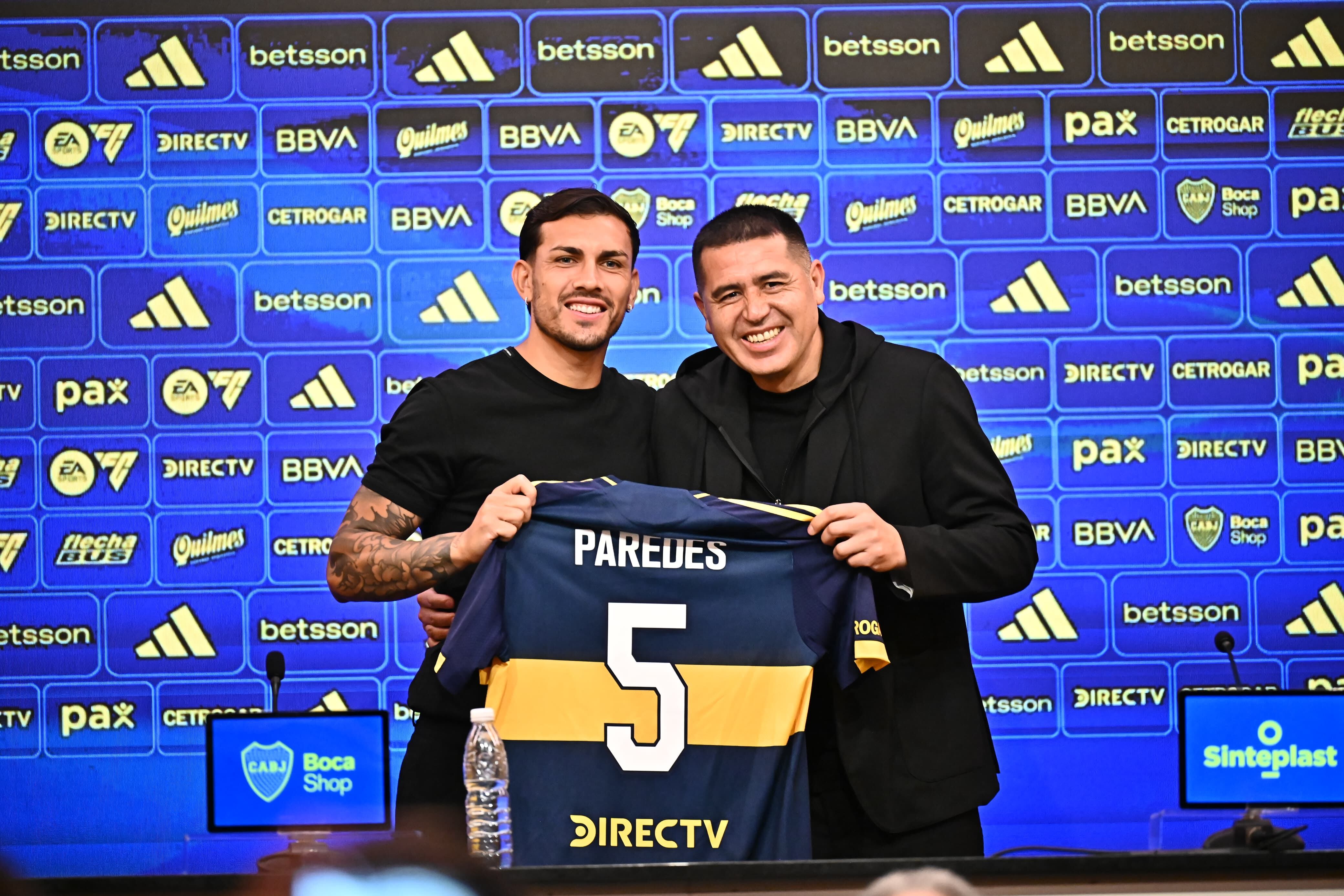 Leandro Paredes junto a Juan Román Riquelme, presenta su camiseta