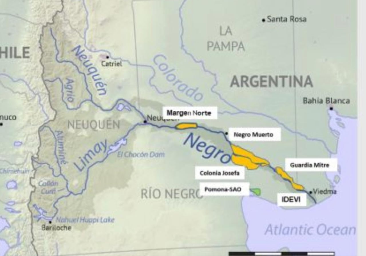 El crecimiento del riego también se proyecta en otras zonas de Río Negro. En el Valle Medio el gobierno provincnial impulsa el proyecto Negro Muerto, donde estudios preliminares identificaron más de 45.000 hectáreas con alta aptitud agrícola y rendimientos potenciales de hasta 18.000 kilos de maíz por hectárea bajo riego. A esto se suma Colonia Josefa, un desarrollo que podría alcanzar alrededor de 50.000 hectáreas productivas, combinando distintos sistemas de riego para ampliar la superficie agrícola de la provincia