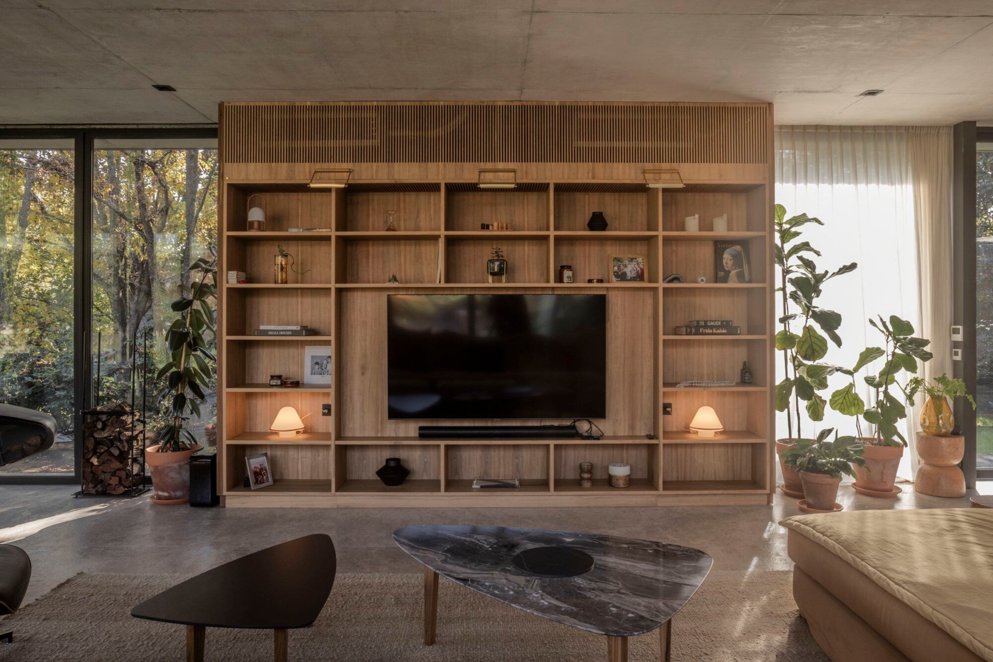 Los artefactos de iluminación son de Dimm y I Wish. Los superiores, similares a los que se usan para iluminar obras de arte, retoman la elegancia de las bibliotecas clásicas.