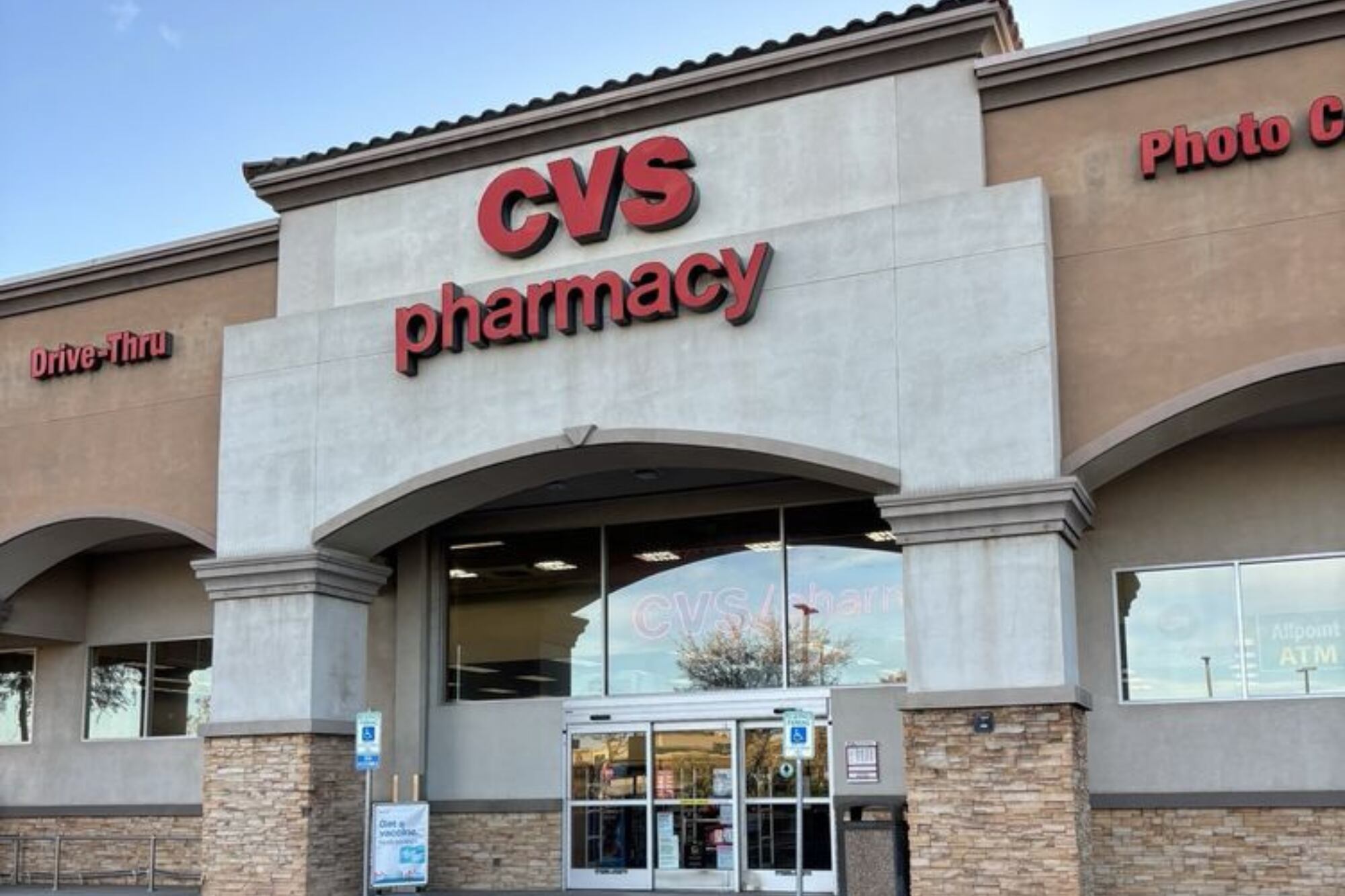 Las farmacias CVS estarán abiertas, pero su horario dependerá de su administración local