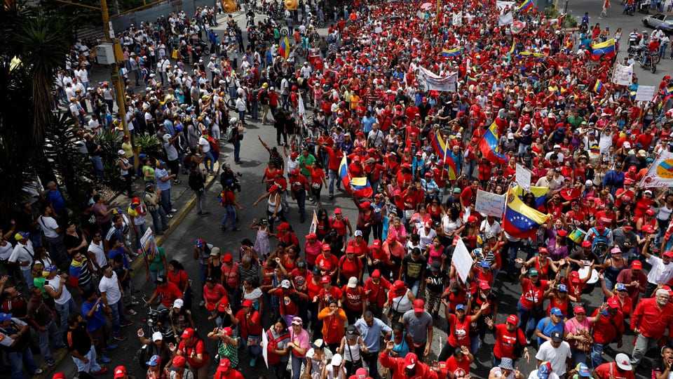 Pese a la derrota en el referendo para cambiar la Constitución y convertir a Venezuela en un estado socialista, Chávez insistió en llevar adelante su propuesta del