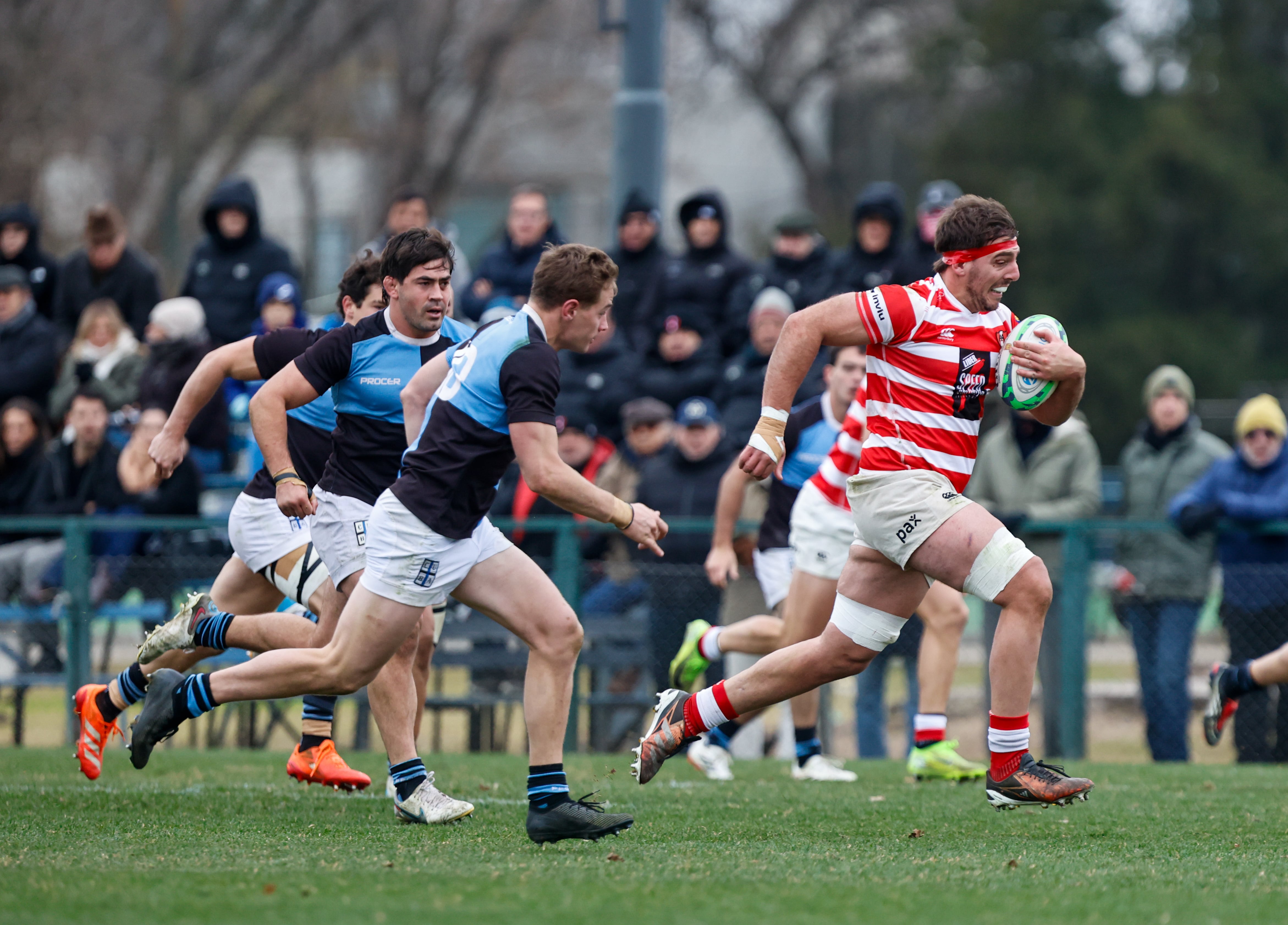 Santiago Alduncín escapa hacia el in-goal para anotar uno de los nueve tries de Alumni en Villa de Mayo; el equipo de Manuel Alberti es desde hace varias fechas