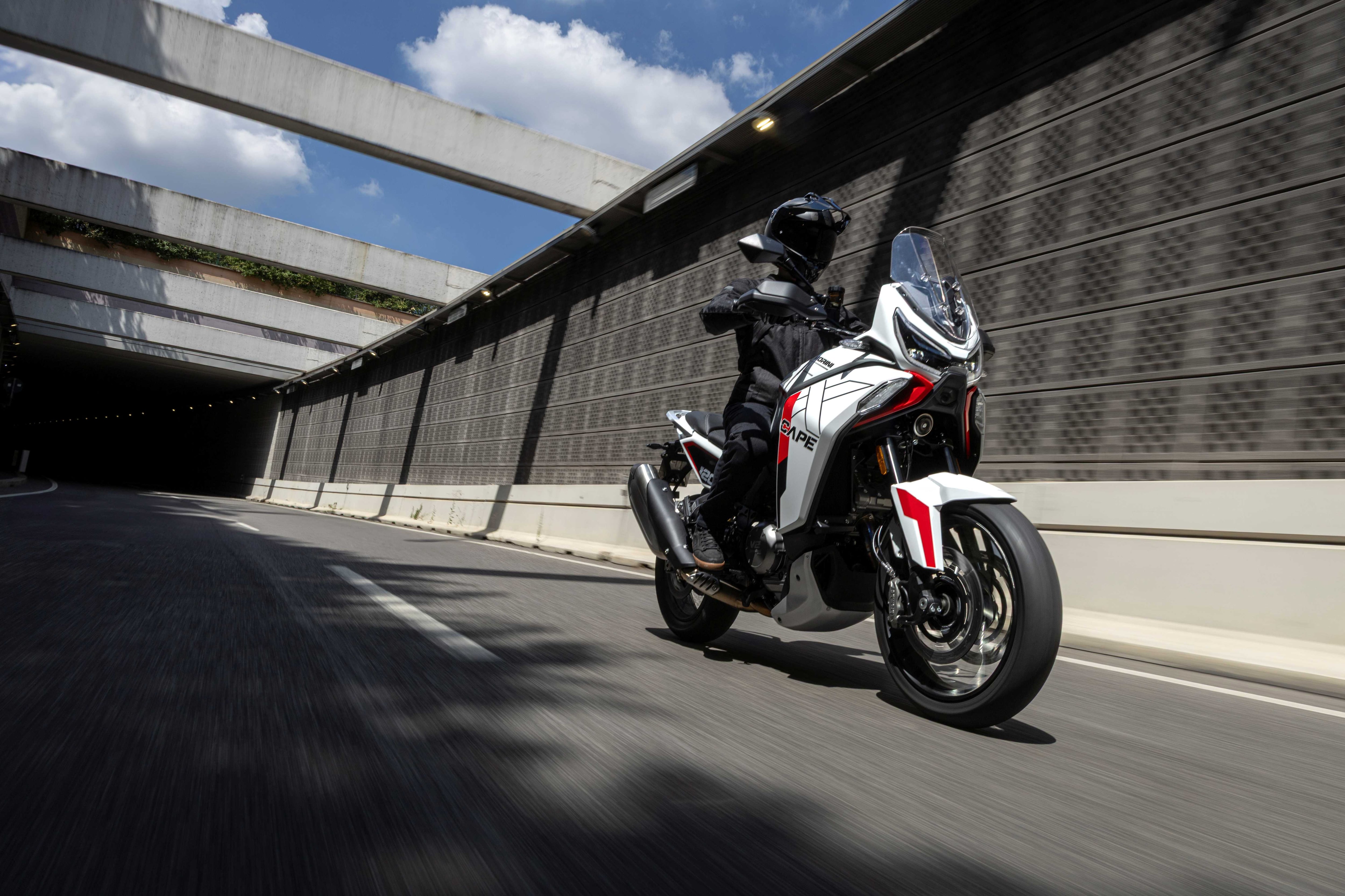 La moto equipa un motor bicilíndrico en V a 87° de 1187 cc