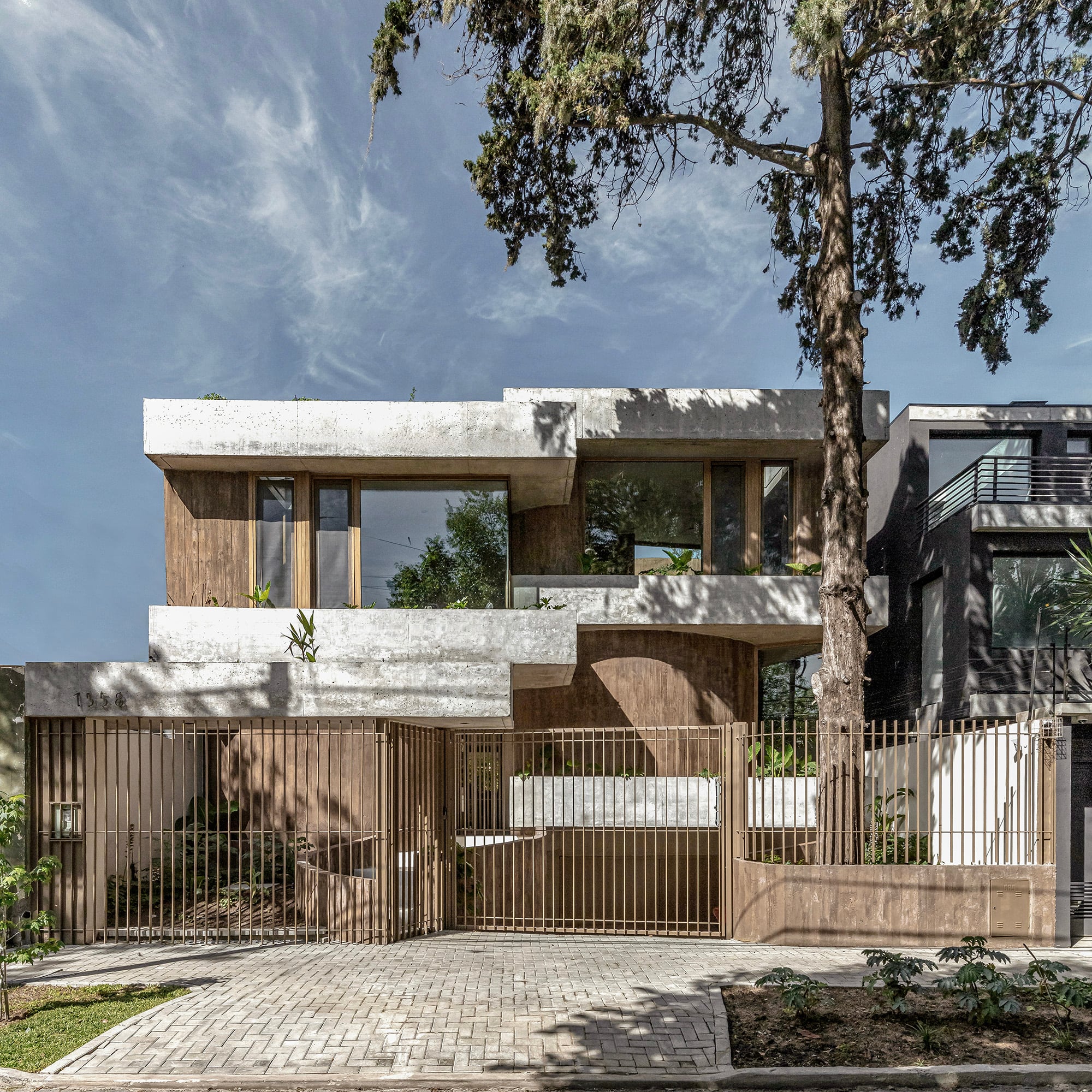 El ingreso de la casa está elevado 1,50 metro, permitiendo incorporar un garaje, lavadero y sala de máquinas 1,50 metro hacia abajo.