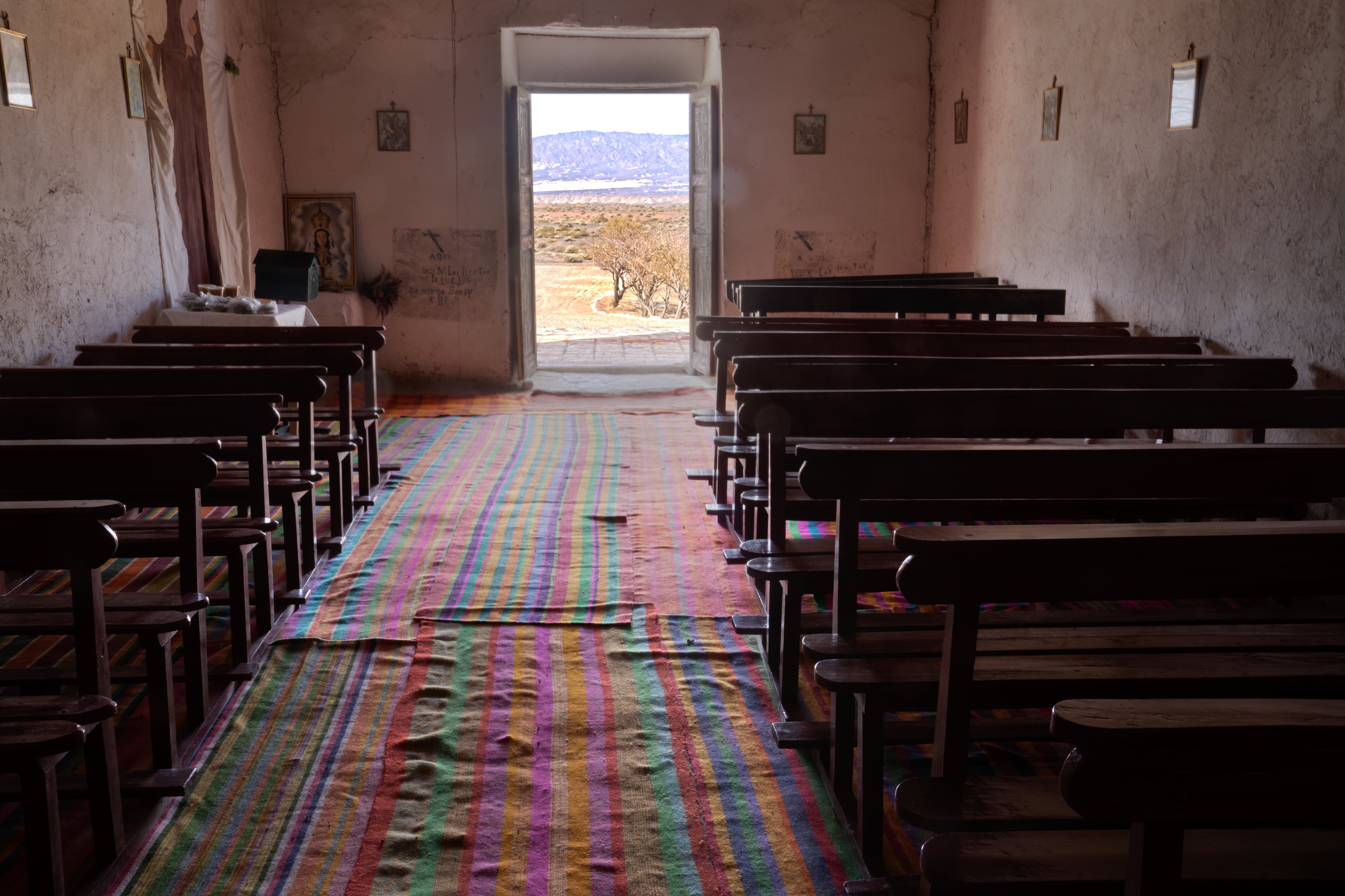 El piso está cubierto por alfombras artesanales: las más antiguos fueron tejidas por la abuela de Aníbal –María Teresa– hace unas seis o siete décadas