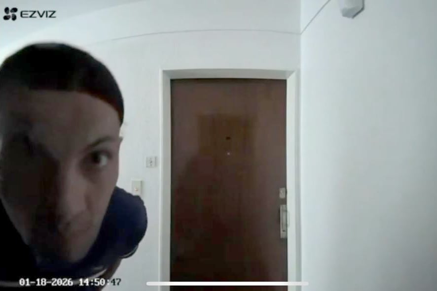 Ingresaron en un edificio para robar y fueron filmados por una cámara instalada en la mirilla de una puerta