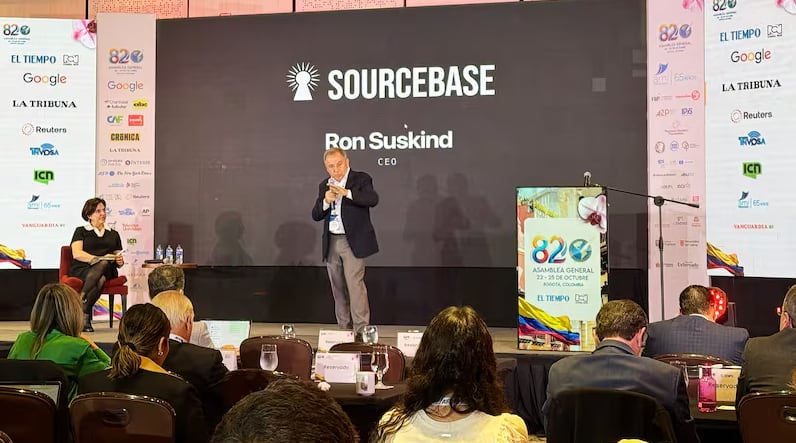 Ganador del Premio Pulitzer y fundador de Source Base.ai, Ron Suskind, en la foto con María Lorente de la agencia AFP