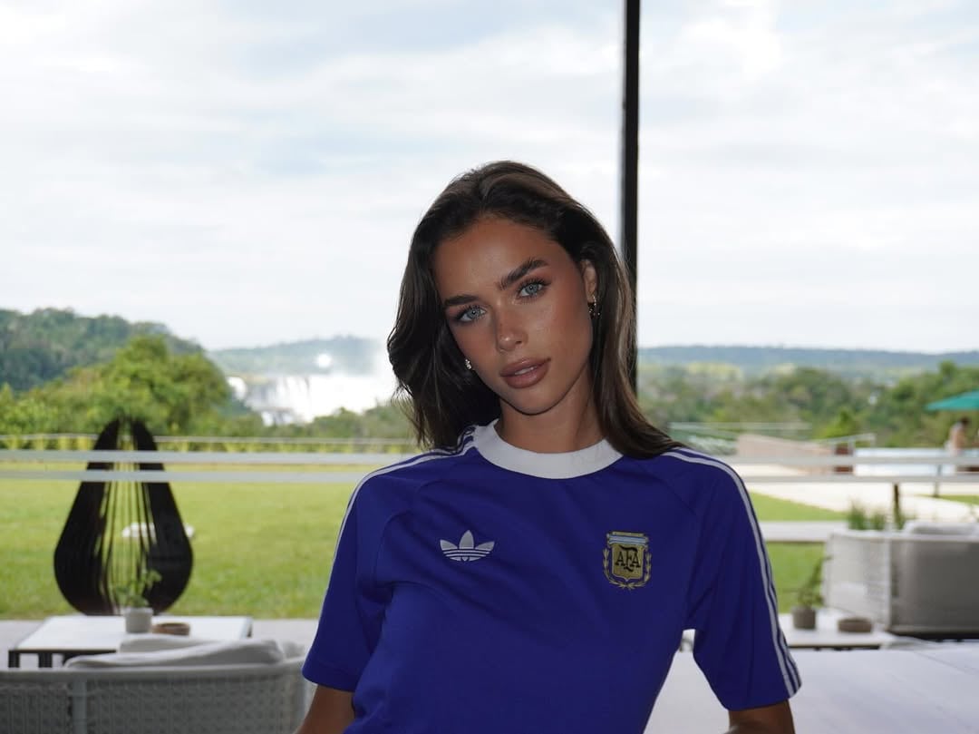 Durante su vaije a Misiones, la modelo lució una camiseta de la selección argentina (Foto: Instagram @giuliaciancioo)
