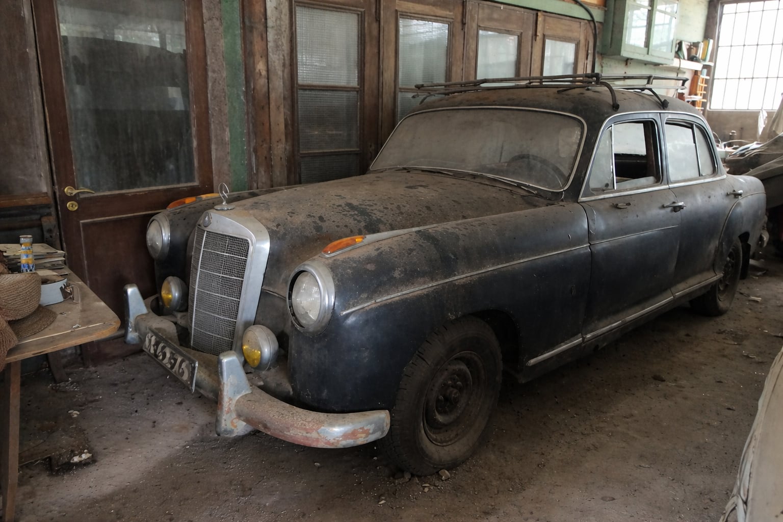 Entraron a un galpón abandonado, encontraron una colección de autos invaluables, pero un detalle les llamó la atención 15 Mercedes-Benz 220S