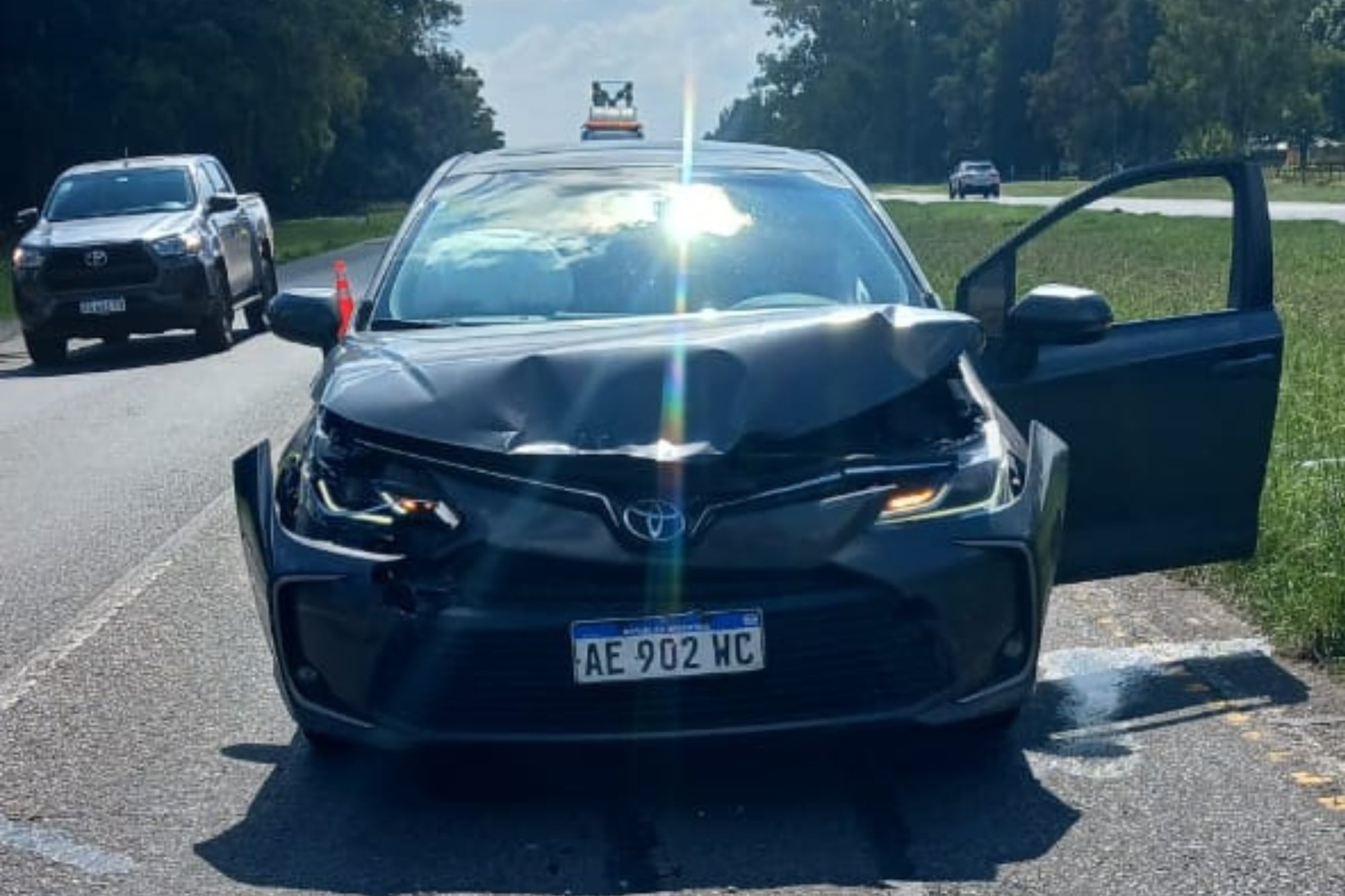 El Toyota Corolla que sufrió el impacto en la parte frontal