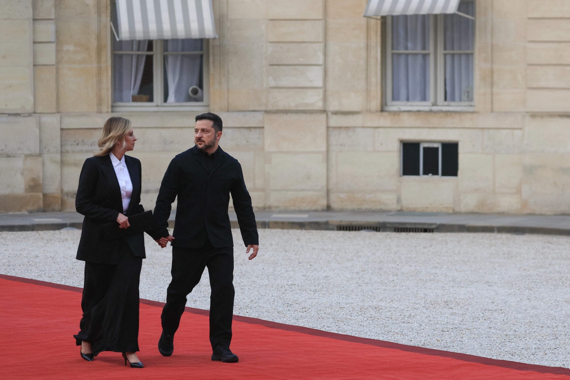 Zelensky llega acompañado pr su esposa Olena a la comida en el Palacio del Elíseo (Ludovic MARIN/AFP)