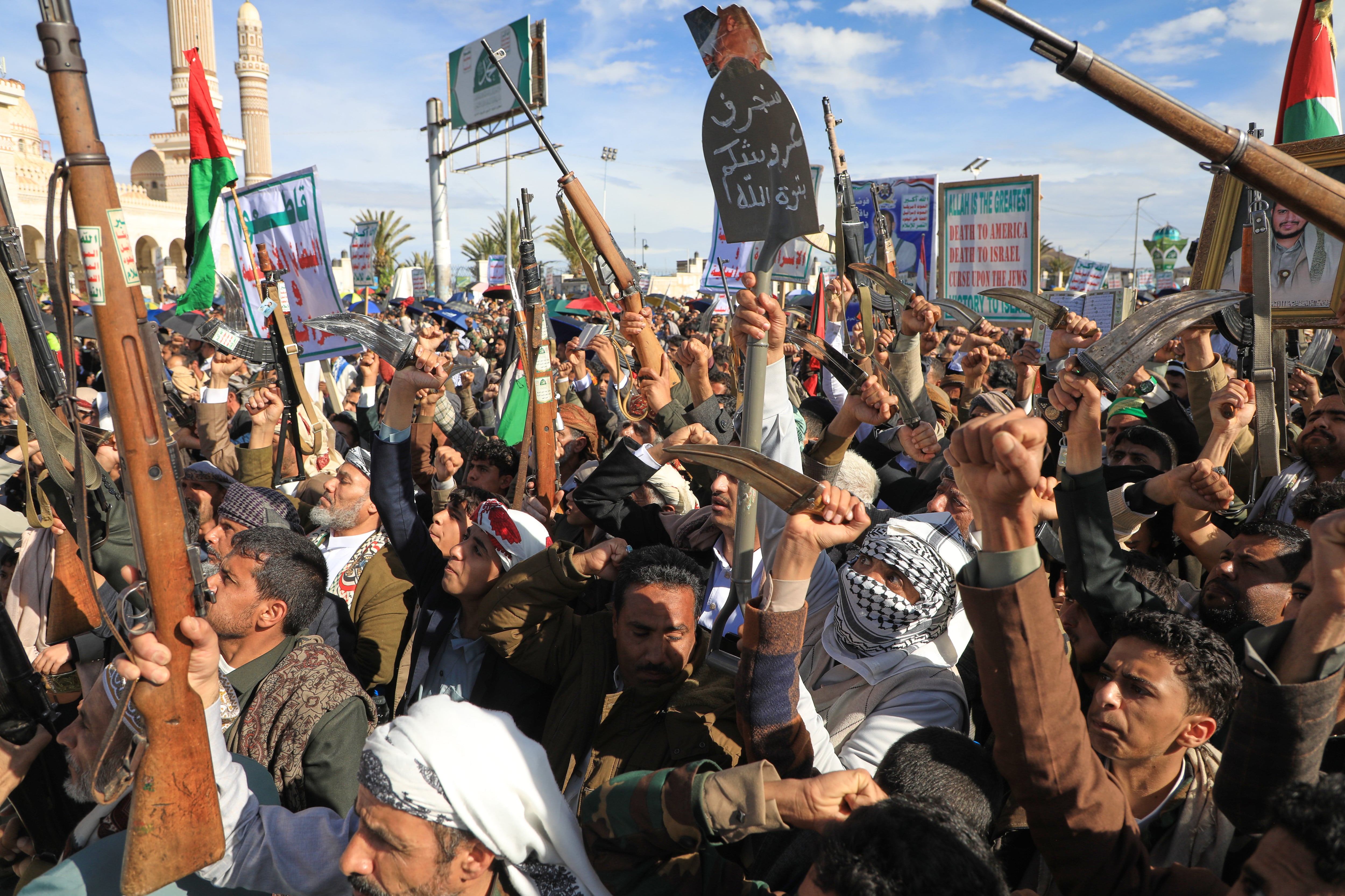 Simpatizantes de los hutíes gritan consignas en una marcha contra la guerra de Israel y Estados Unidos en Irán (Archivo)