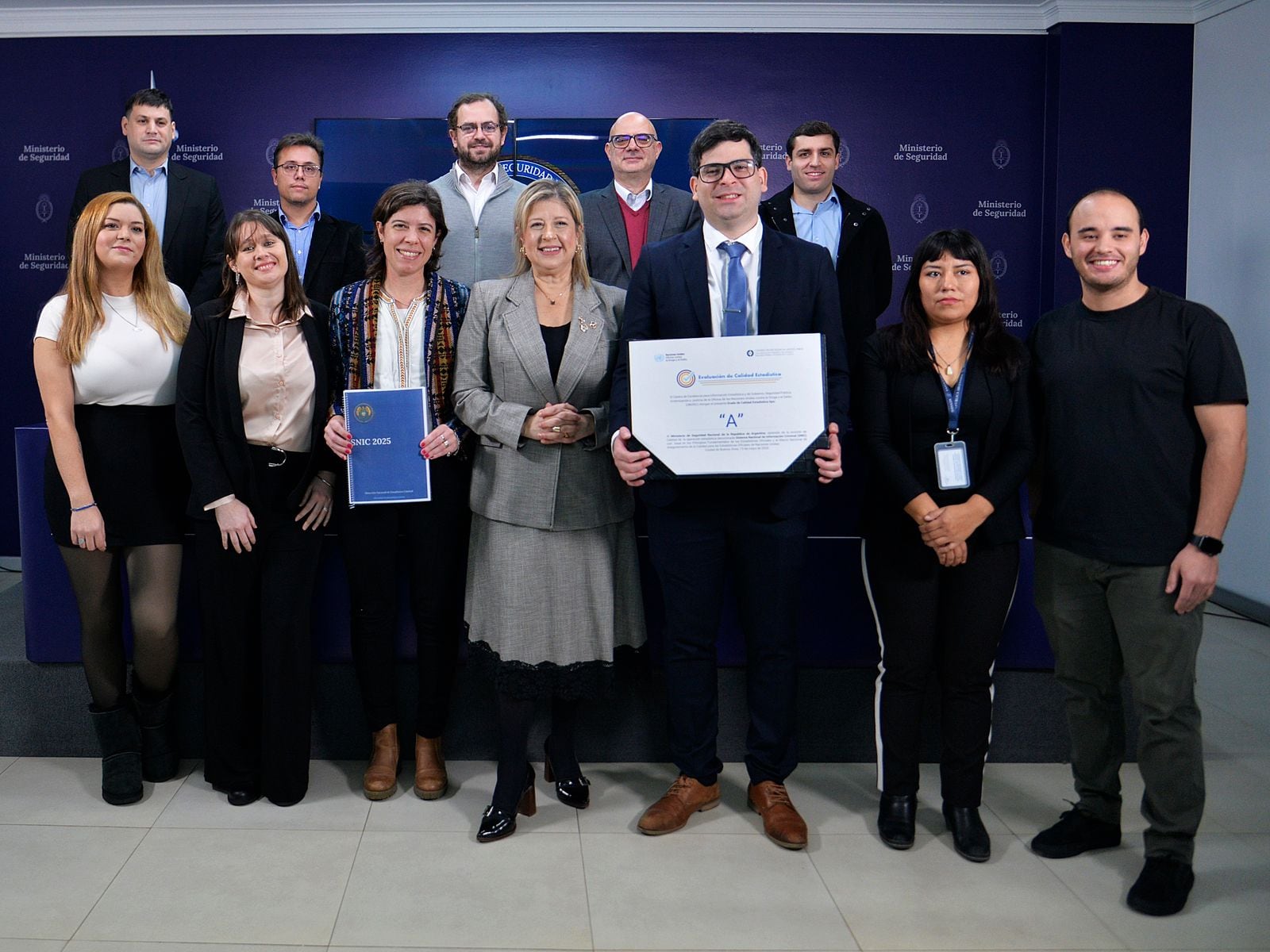 La ministra de Seguridad Nacional, Alejandra Monteoliva, junto al director nacional de Estadística Criminal, Marco González y todo el equipo de trabajo