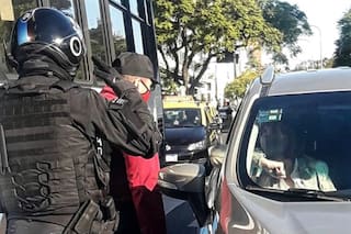 Marcha 17A: un policía le hizo la venia a Patricia Bullrich durante el banderazo