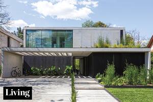 Una casa que se da el lujo de abrirse totalmente al jardín y se resguarda hacia el frente con gracia