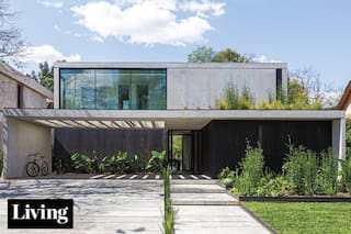 Una casa que se da el lujo de abrirse totalmente al jardín y se resguarda hacia el frente con gracia
