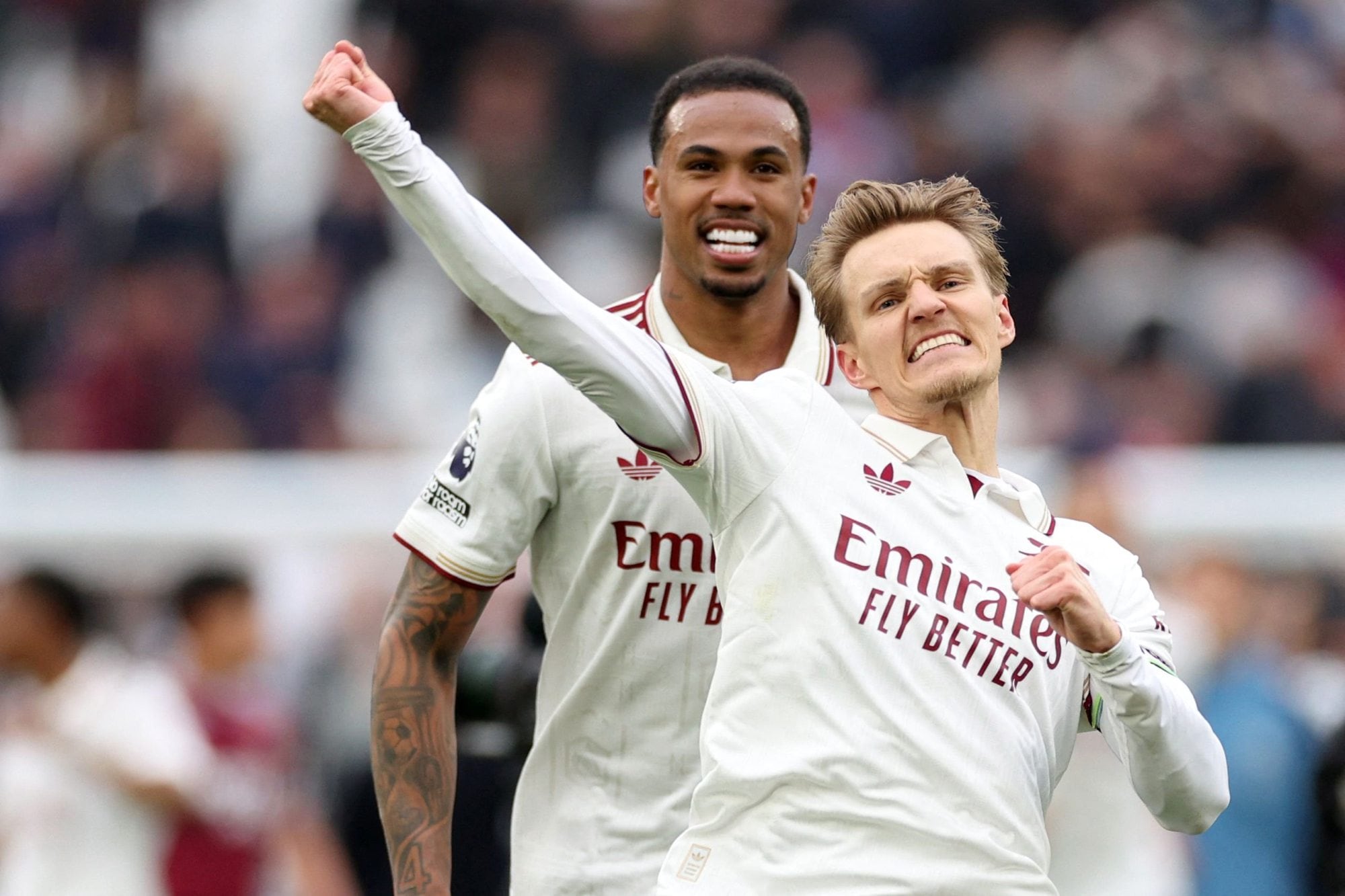 El noruego Martin Odegaard celebra con los fanáticos tras el ajustado triunfo de Arsenal (Photo by Adrian Dennis / AFP)