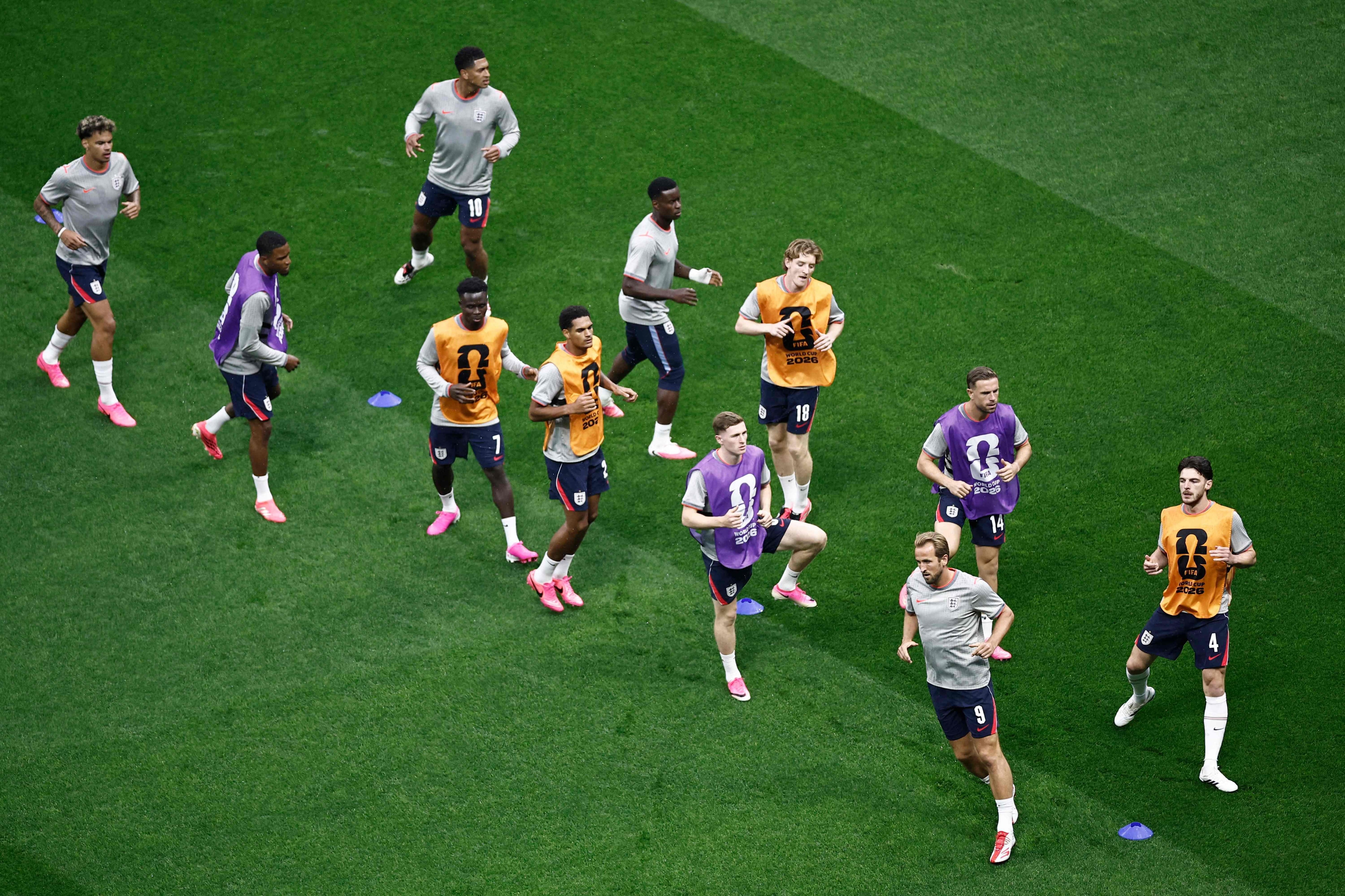 Los jugadores ingleses en la entrada en calor